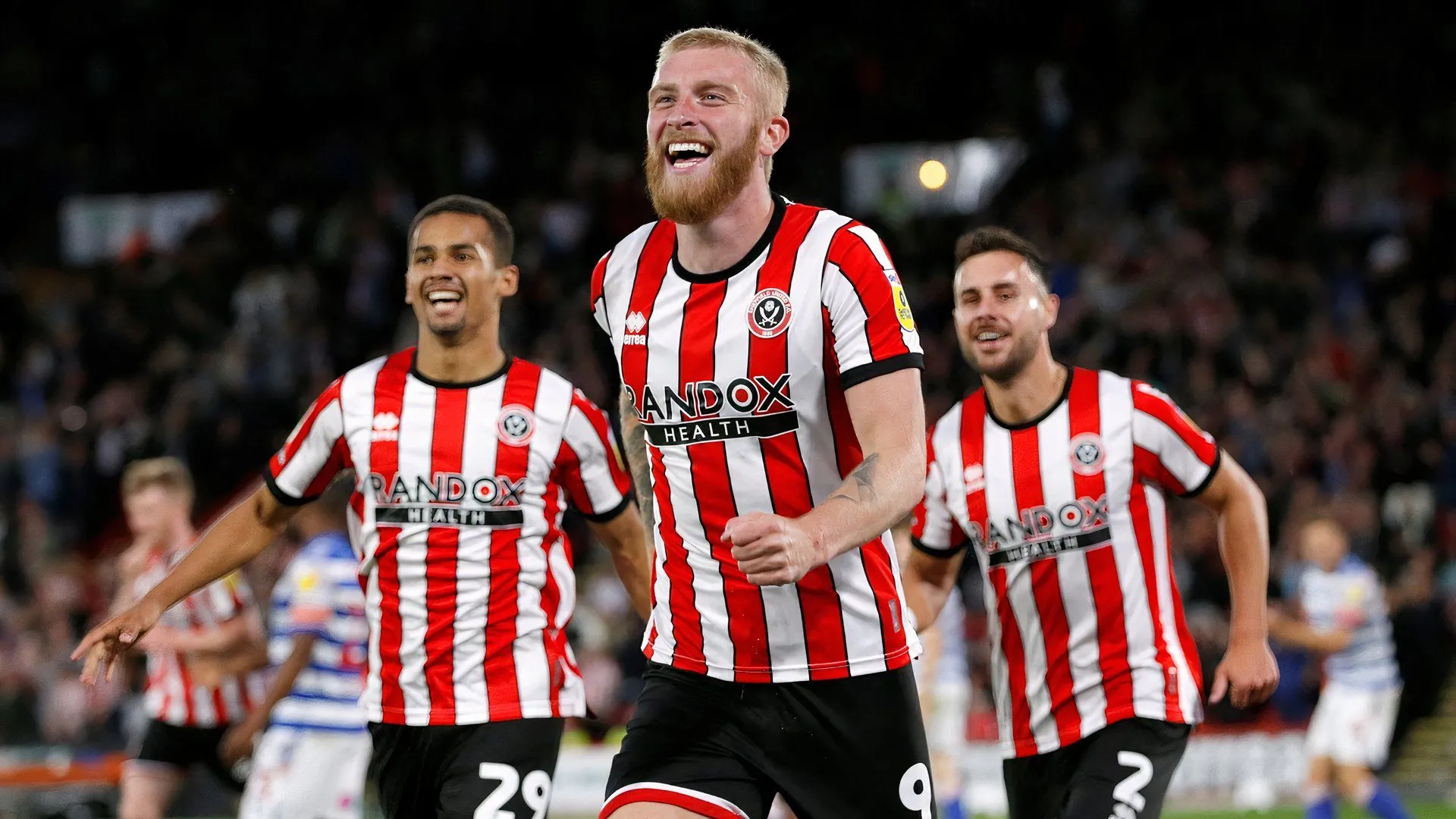 Oli McBurnie ăn mừng bàn thắng trong trận đấu của Sheffield United tại Bramall Lane.