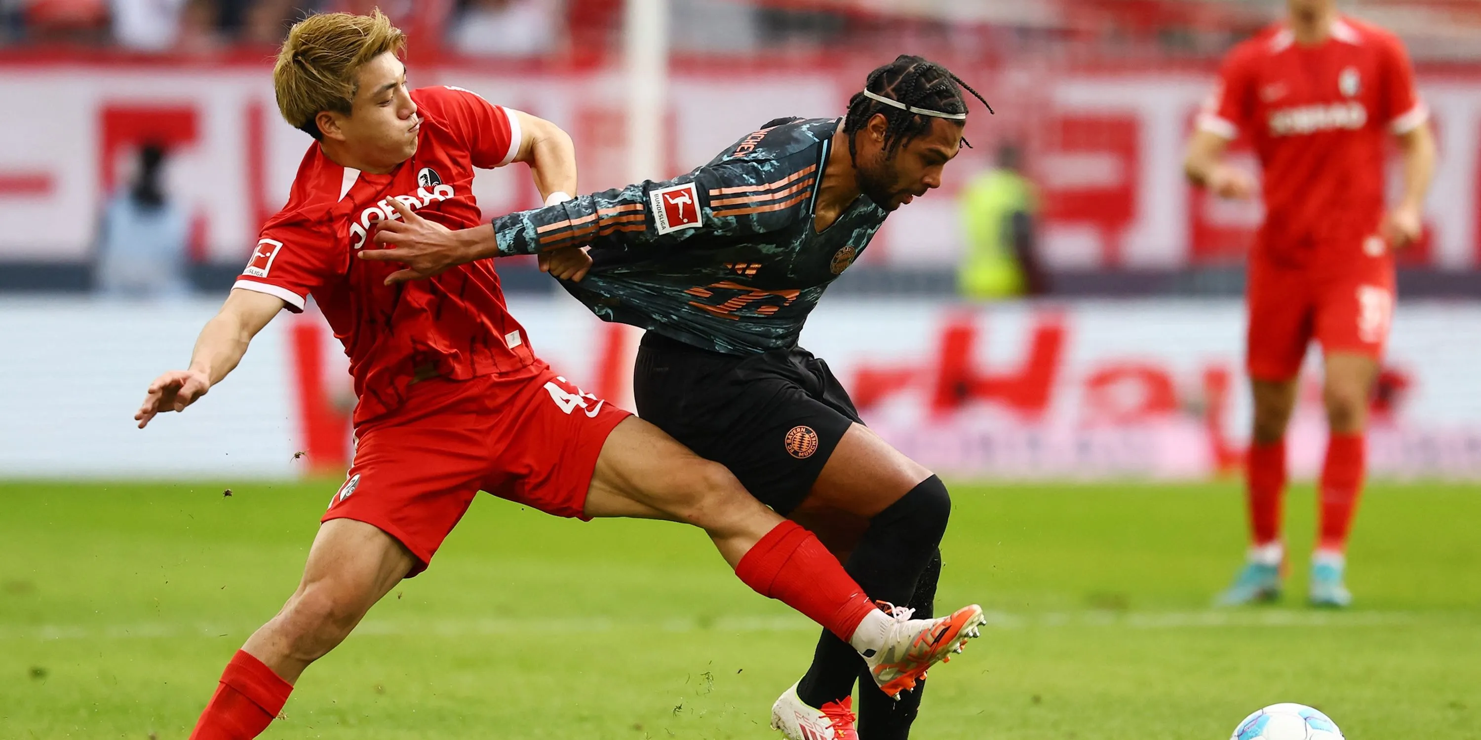 Serge Gnabry của Bayern Munich tranh bóng trong trận đấu