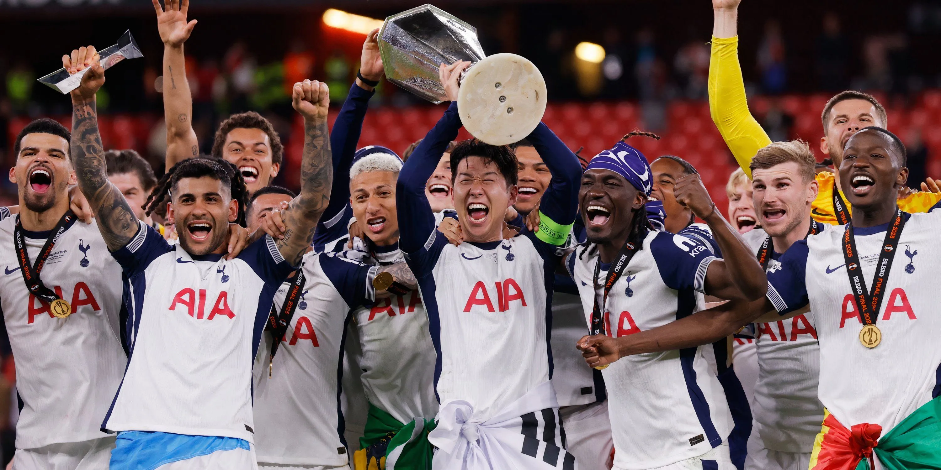 Son Heung-min, Cristian Romero và Yves Bissouma của Tottenham trong một trận đấu (biểu tượng Europa League)