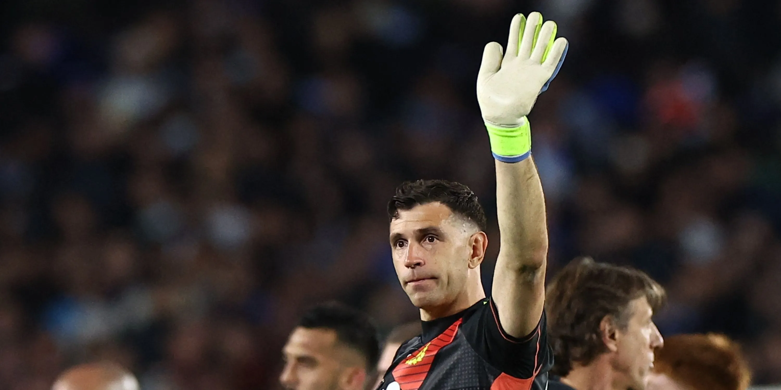 Thủ môn Emiliano Martinez của Aston Villa thi đấu quốc tế, đang đàm phán chuyển đến Manchester United