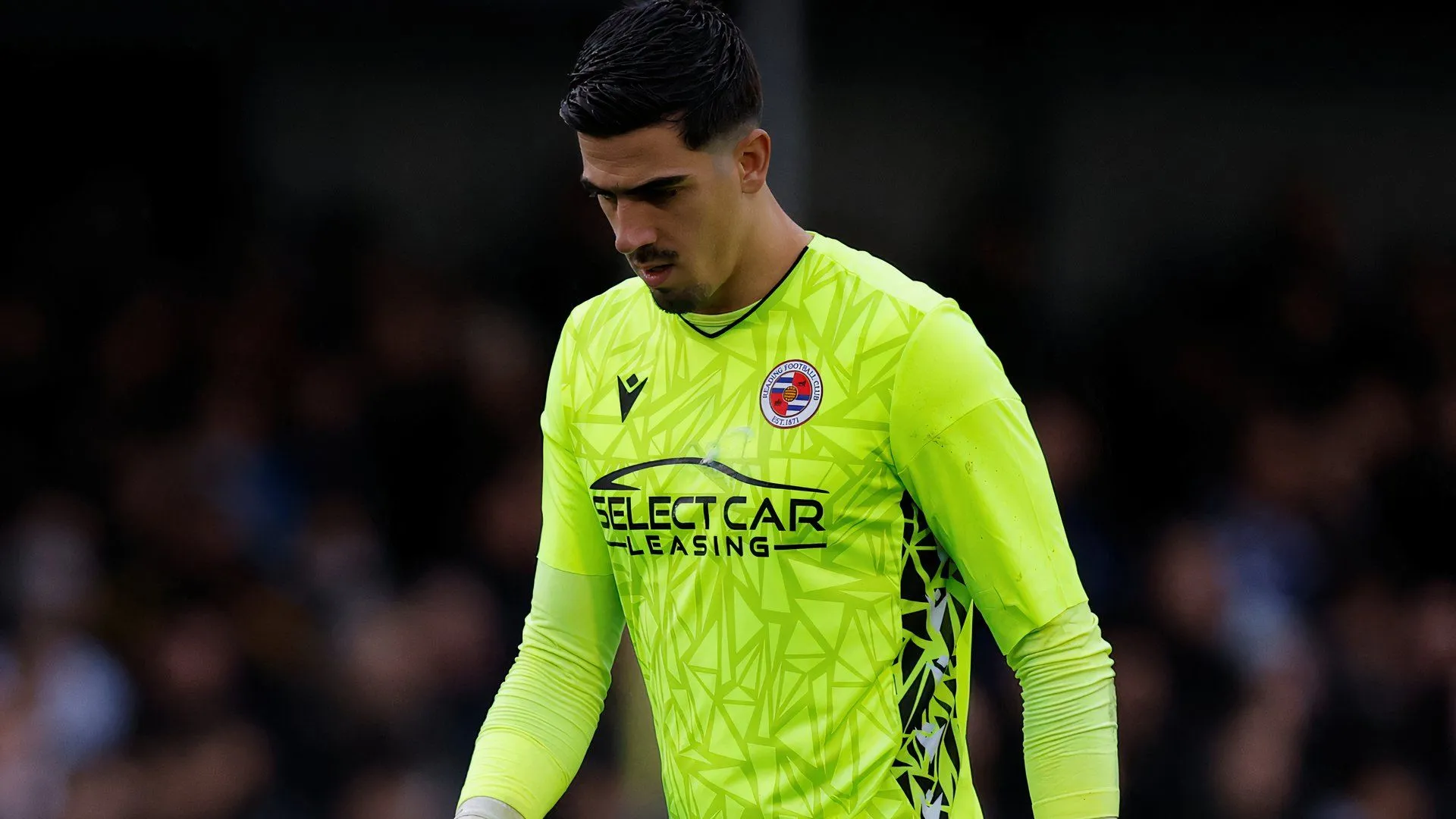 Thủ môn Joel Pereira trong màu áo Reading FC tại sân vận động
