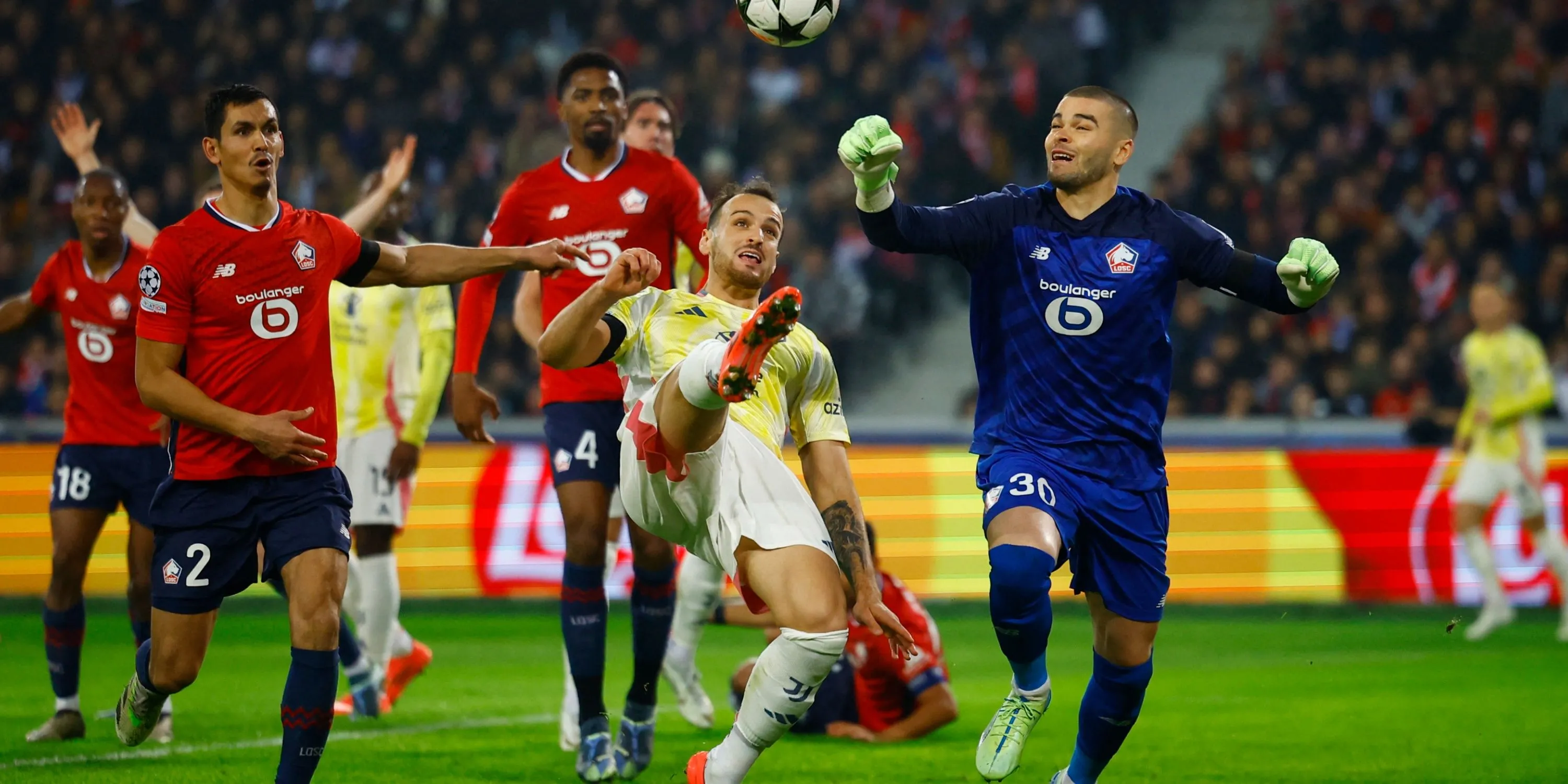 Thủ môn Lucas Chevalier trong màu áo Lille
