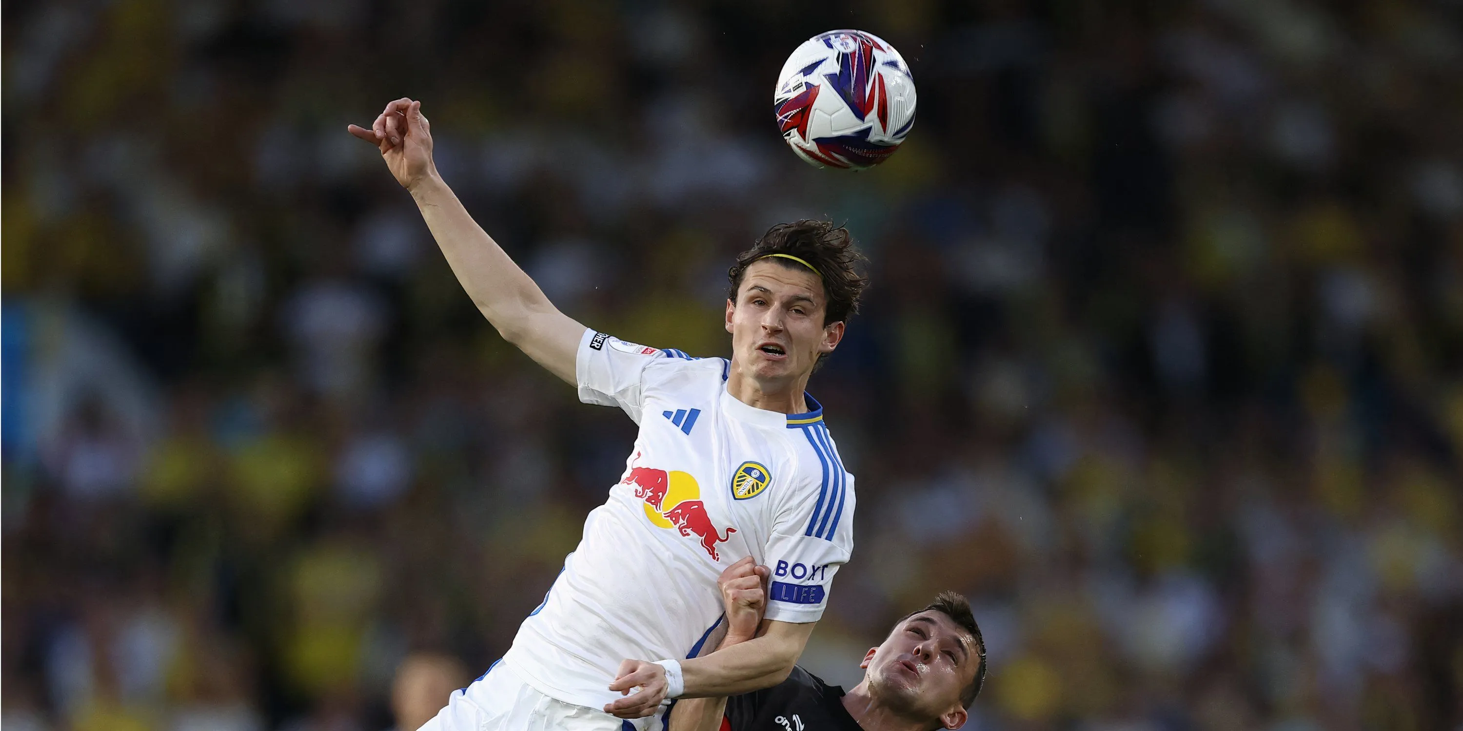 Tiền vệ Brenden Aaronson trong màu áo Leeds United