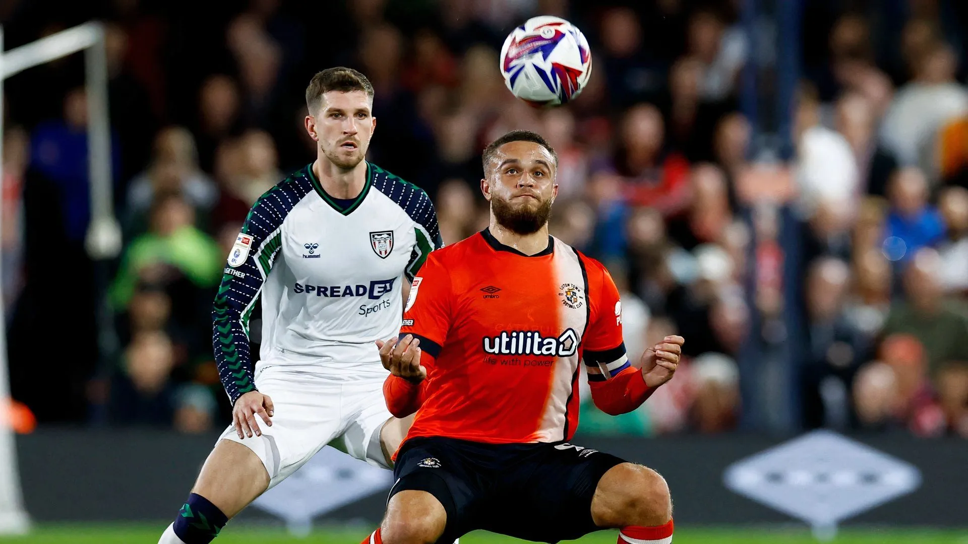 Trung vệ Chris Mepham thi đấu cho Sunderland trong trận gặp Luton Town