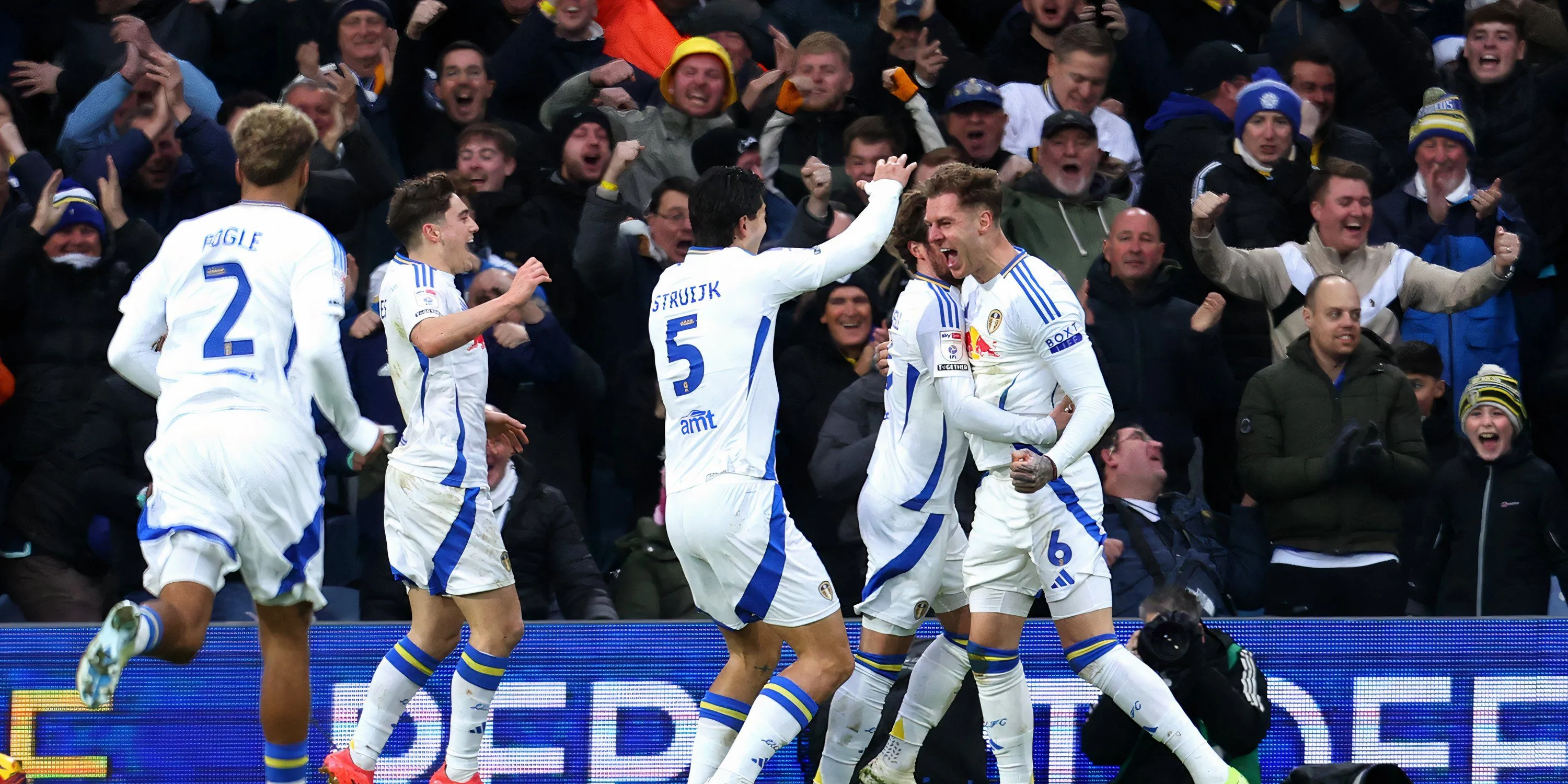 Trung vệ Joe Rodon trong màu áo Leeds United tại Championship, một trong những lựa chọn ở hàng thủ.