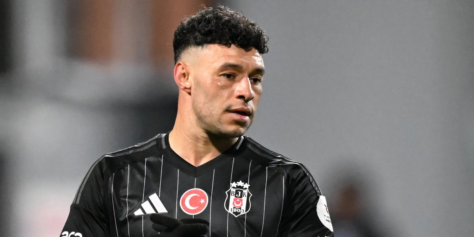 Alex Oxlade-Chamberlain trong màu áo Besiktas, cầu thủ người Anh chật vật với chấn thương và đối mặt tương lai bất định tại bóng đá Thổ Nhĩ Kỳ.