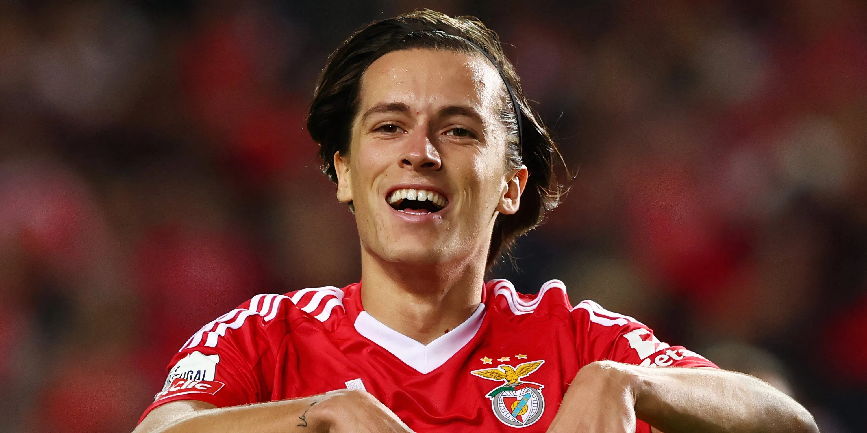 Alvaro Carreras trong màu áo Manchester United, minh họa quyết định của Erik ten Hag