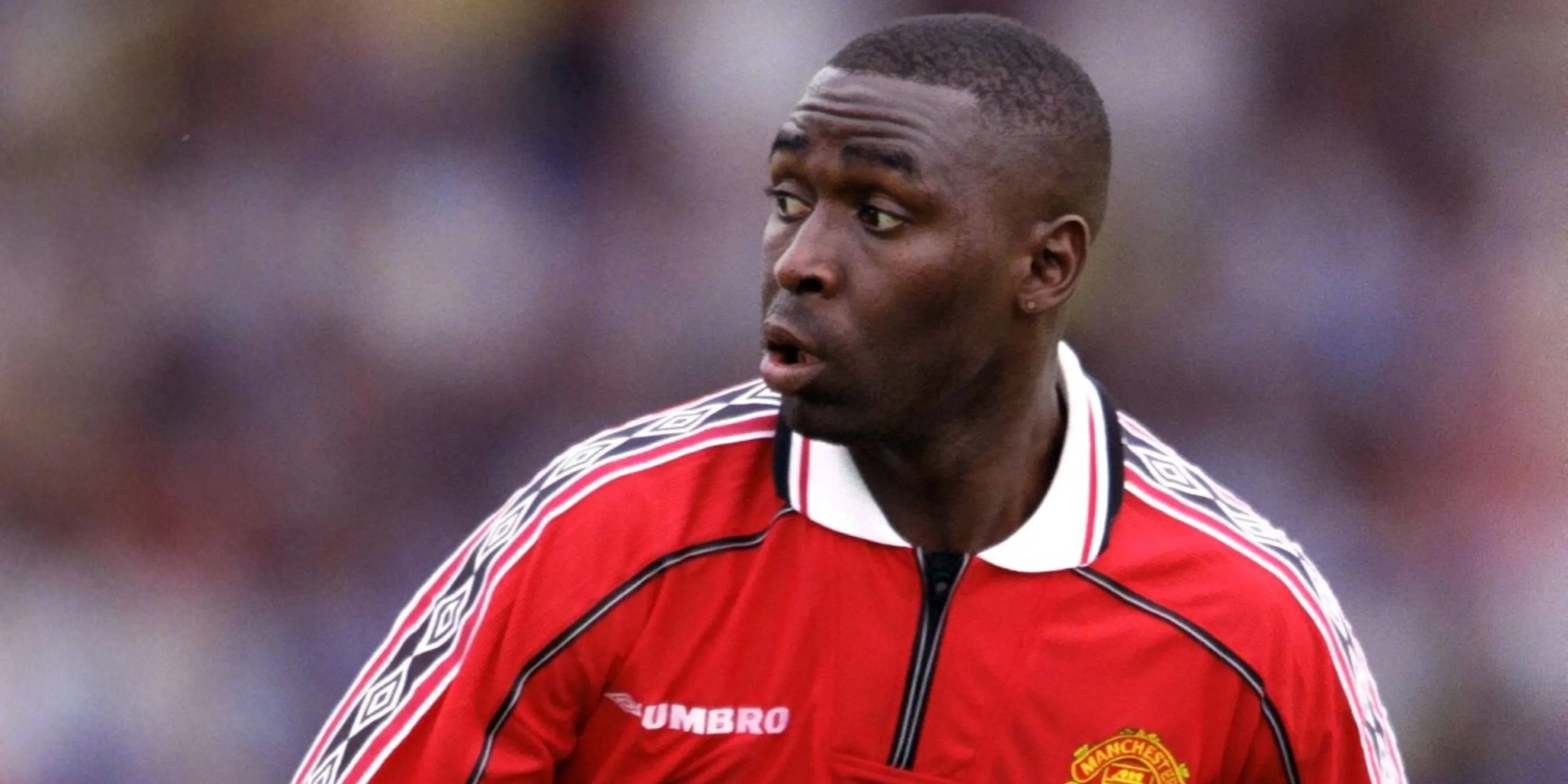 Andy Cole, tiền đạo đẳng cấp của Manchester United và Newcastle, ăn mừng bàn thắng, nổi tiếng với khả năng dứt điểm bản năng và sự phối hợp ăn ý.