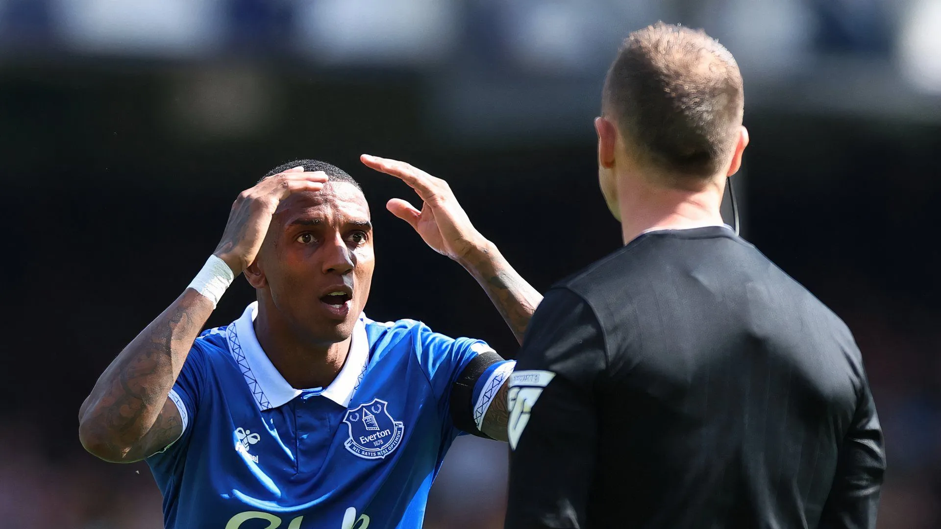 Ashley Young trong màu áo Everton trước khi rời câu lạc bộ dưới dạng cầu thủ tự do.