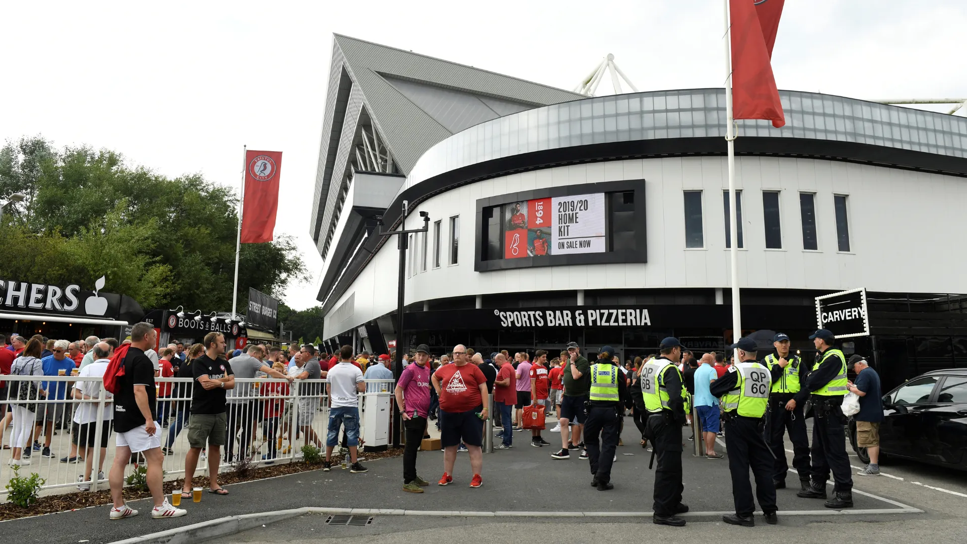 Bên ngoài sân Ashton Gate của Bristol City, nổi bật với kiến trúc hiện đại và khu vực xung quanh sôi động.