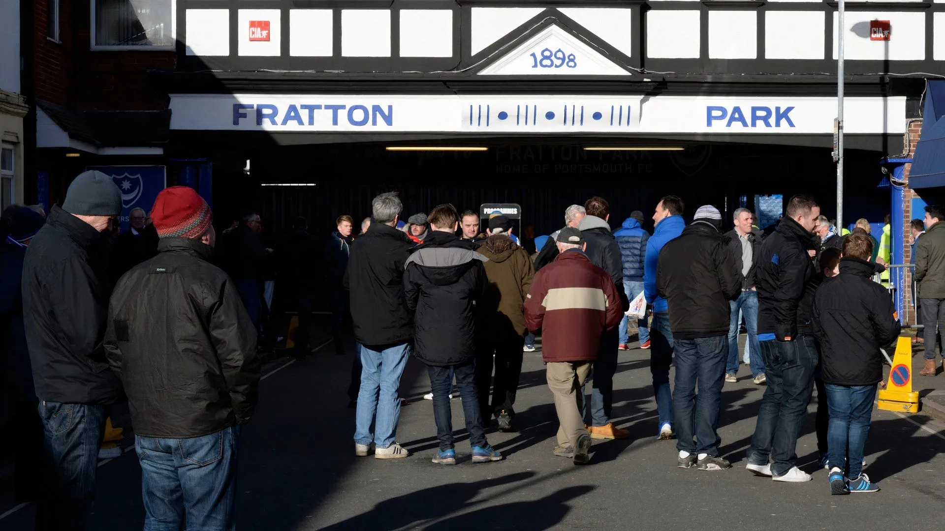 Bên ngoài sân Fratton Park của Portsmouth, một sân bóng đá mang đậm tính lịch sử và không khí truyền thống đặc trưng.