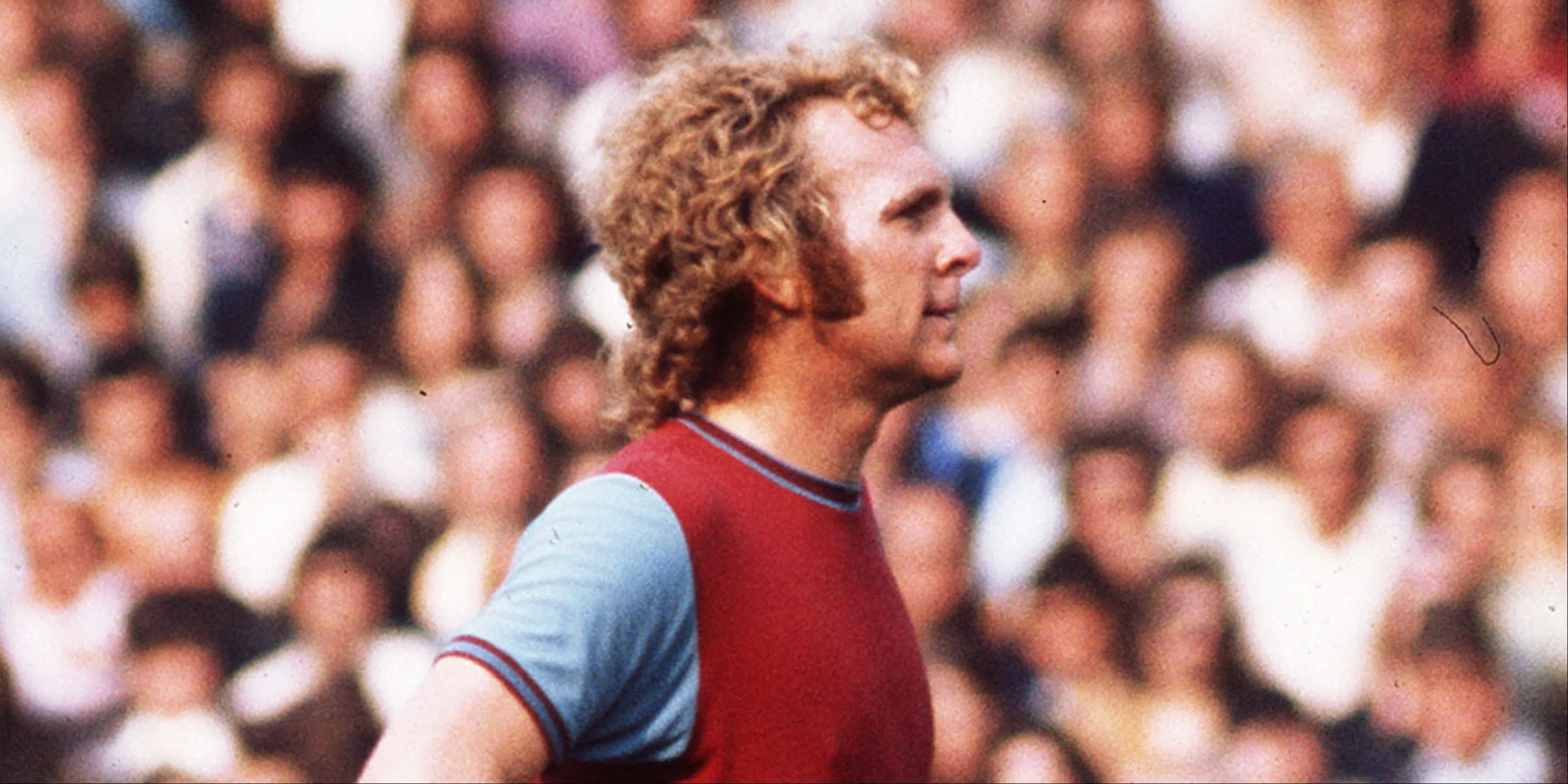 Bobby Moore trong màu áo West Ham, đội trưởng huyền thoại tuyển Anh