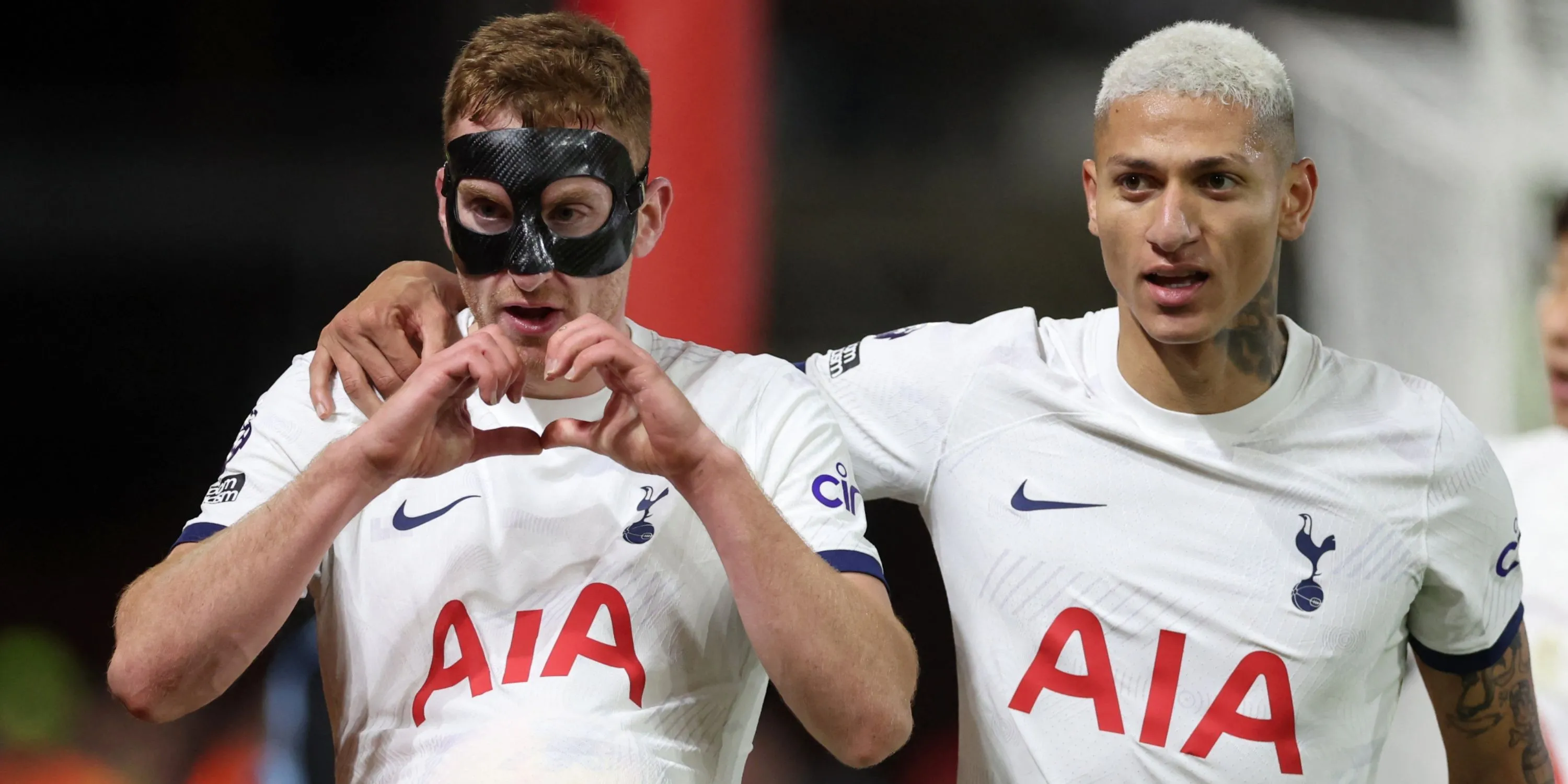 Các cầu thủ Arsenal ăn mừng chiến thắng.