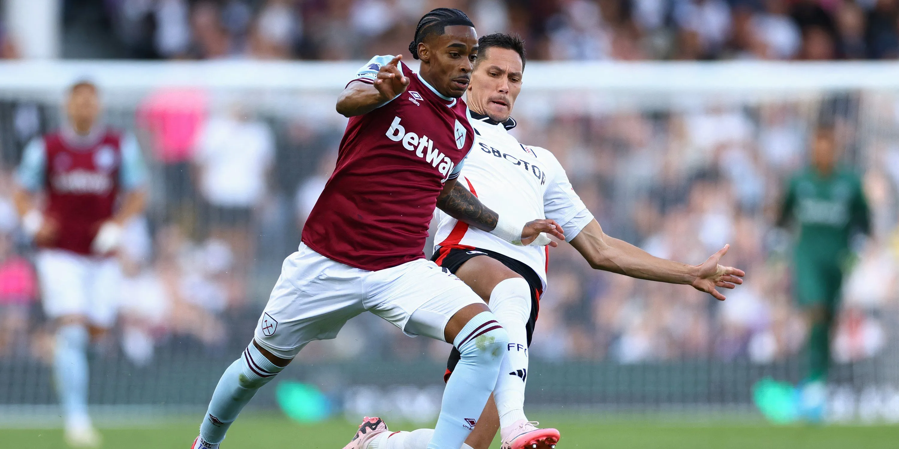 Crysencio Summerville trong màu áo West Ham United trên sân bóng