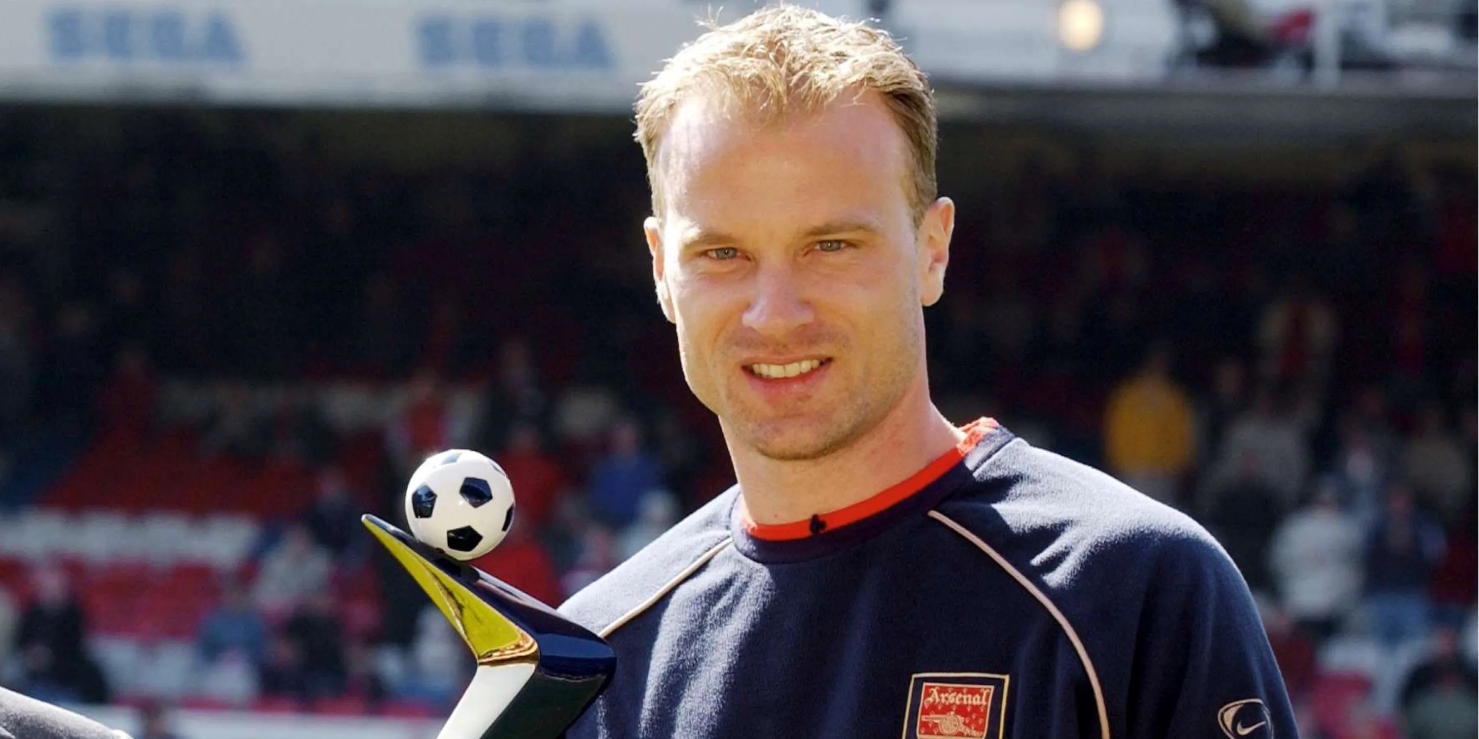 Dennis Bergkamp, phù thủy người Hà Lan của Arsenal, trong khoảnh khắc kiểm soát bóng tinh tế, minh chứng cho kỹ thuật và tầm nhìn xuất chúng.