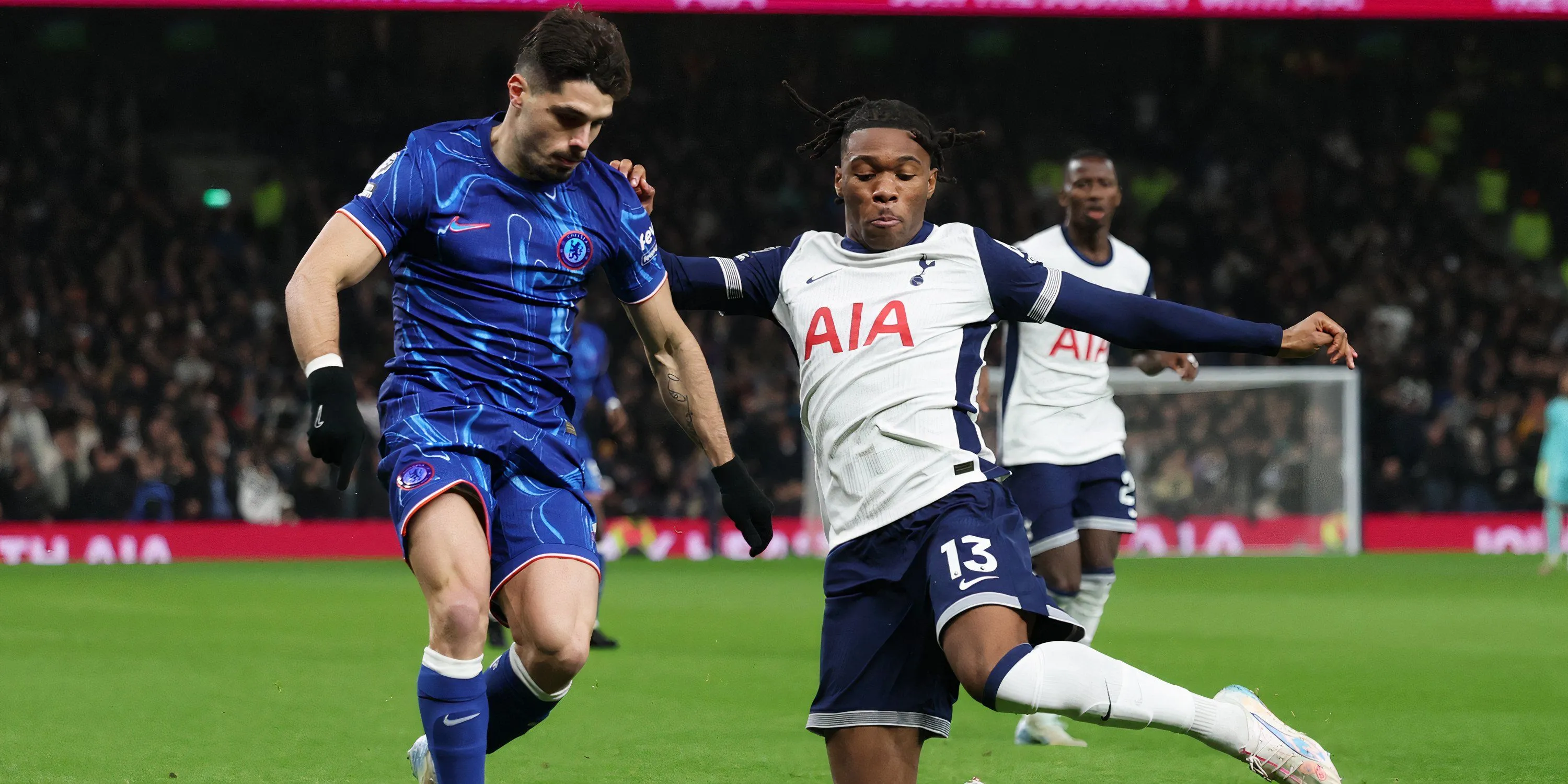 Destiny Udogie thi đấu cho Tottenham đối đầu Chelsea