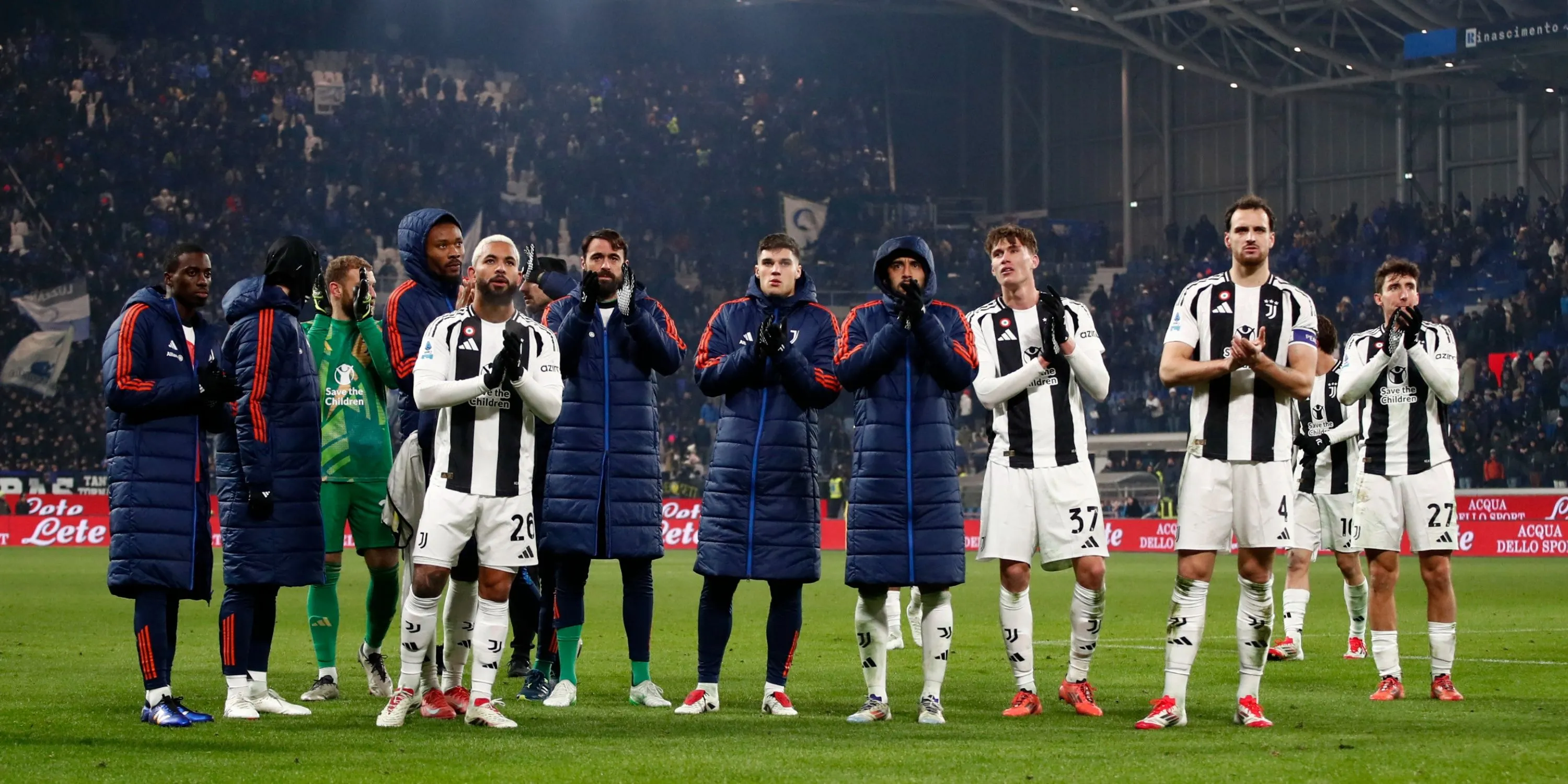 Douglas Luiz của Juventus trên sân tập