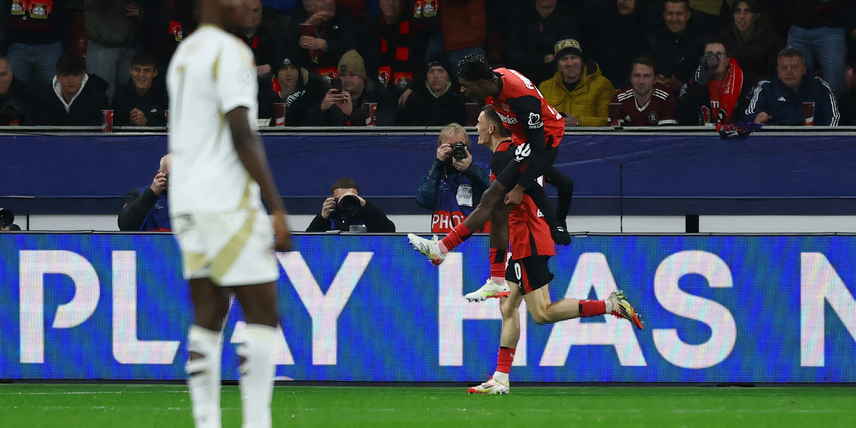 Florian Wirtz và Jeremie Frimpong ăn mừng sau khi gia nhập Liverpool