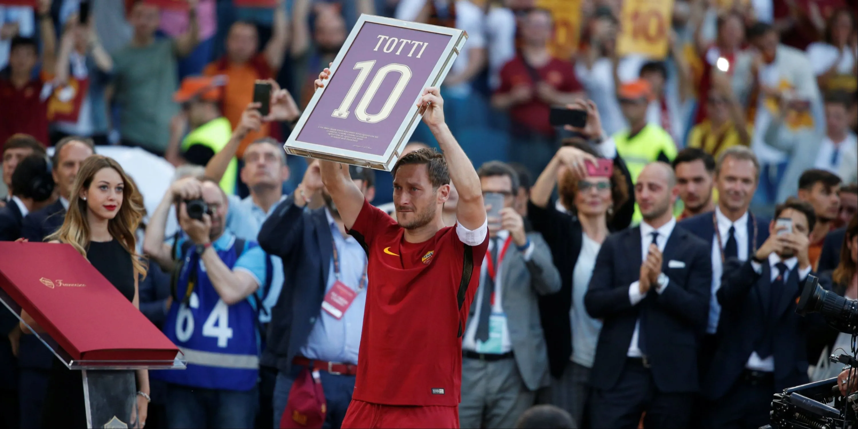 Francesco Totti ăn mừng bàn thắng trong màu áo AS Roma số 10