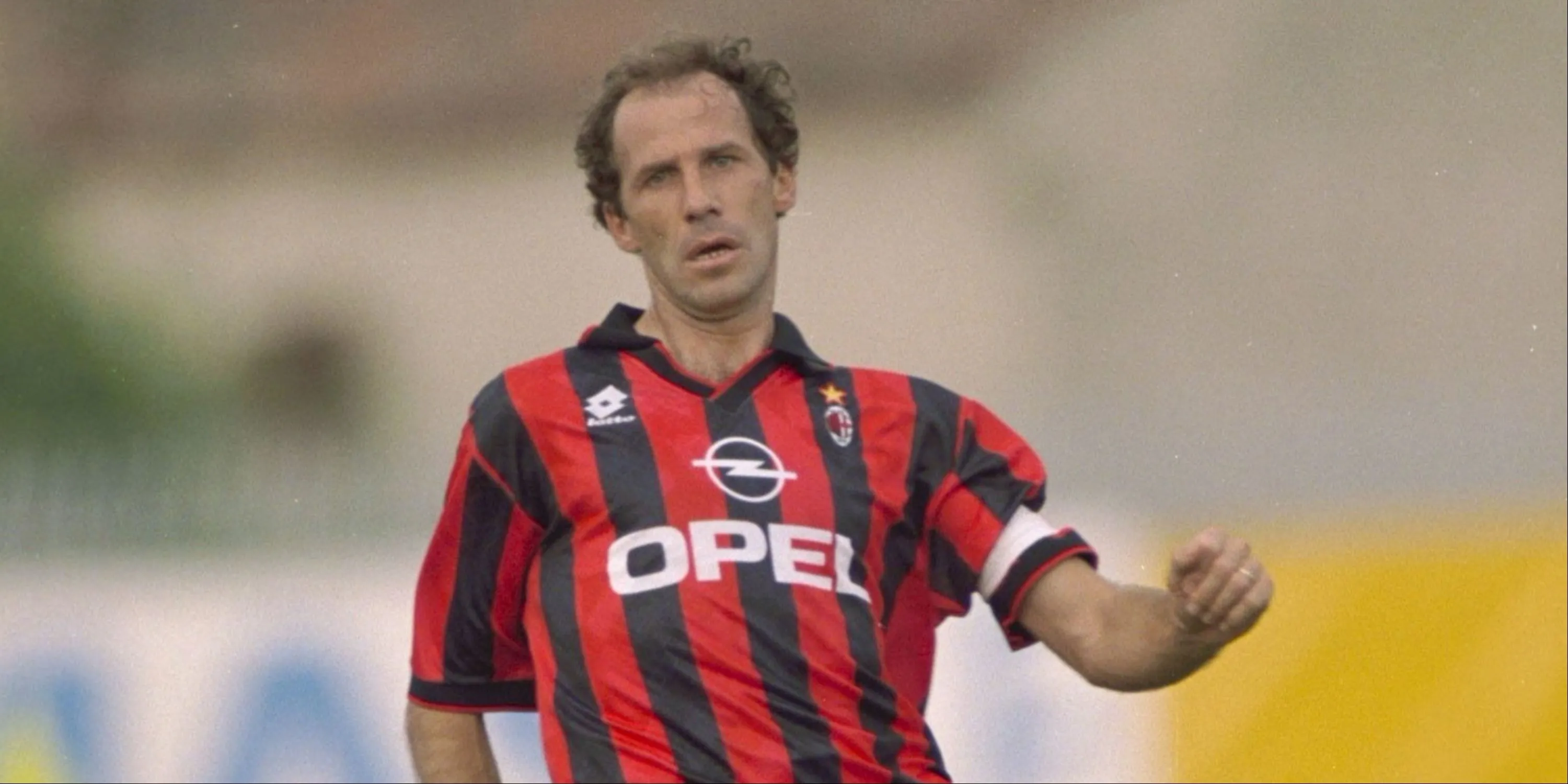 Franco Baresi thi đấu cho AC Milan, biểu tượng hàng thủ