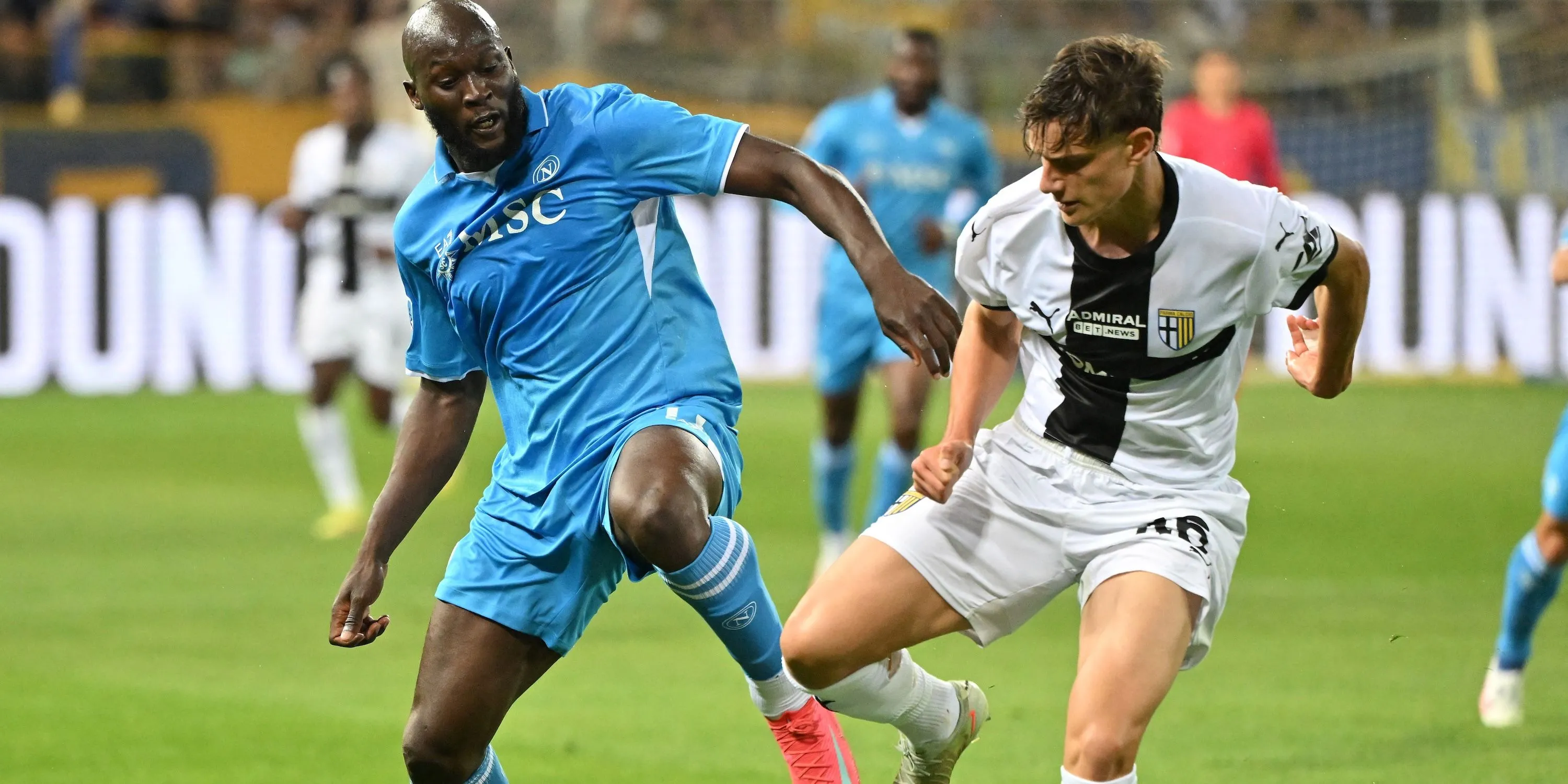 Giovanni Leoni của Parma trong một pha bóng đối đầu với Romelu Lukaku của Napoli