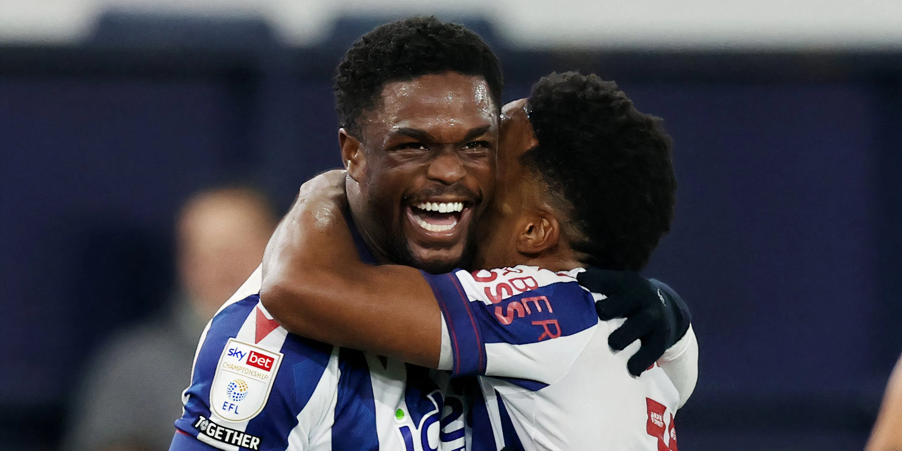 Grady Diangana ăn mừng bàn thắng cùng đồng đội tại West Brom, nơi anh từng thi đấu trước khi trở thành cầu thủ tự do