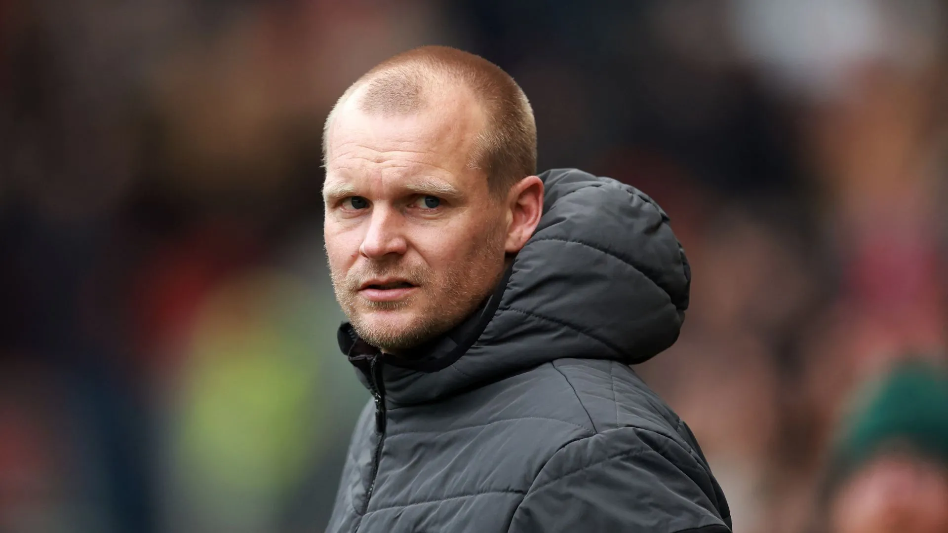 Huấn luyện viên Liam Manning của Norwich City đang chỉ đạo trận đấu.