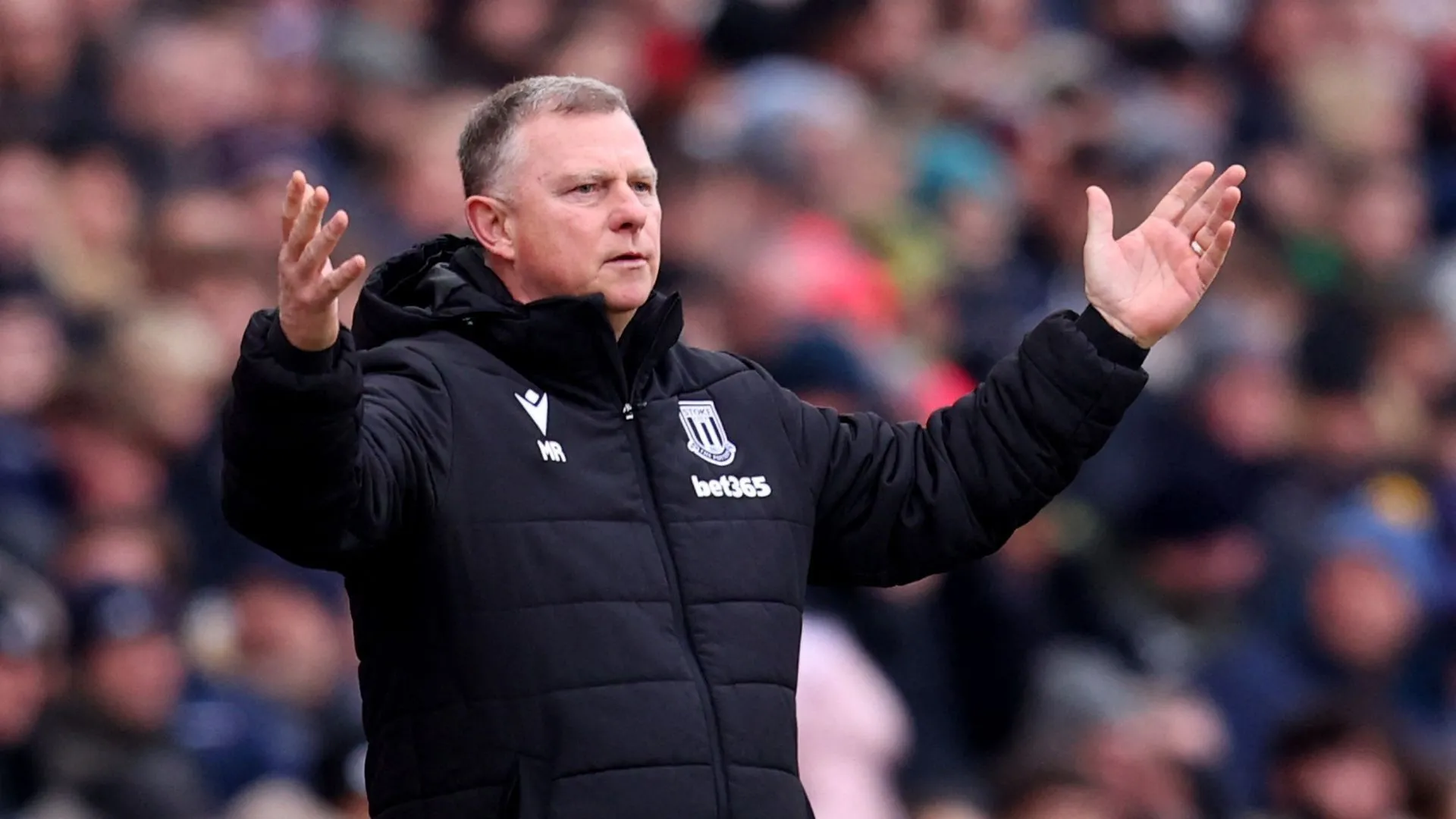 Huấn luyện viên Mark Robins, người đang chịu áp lực lớn trong việc cải thiện thành tích của Stoke City.