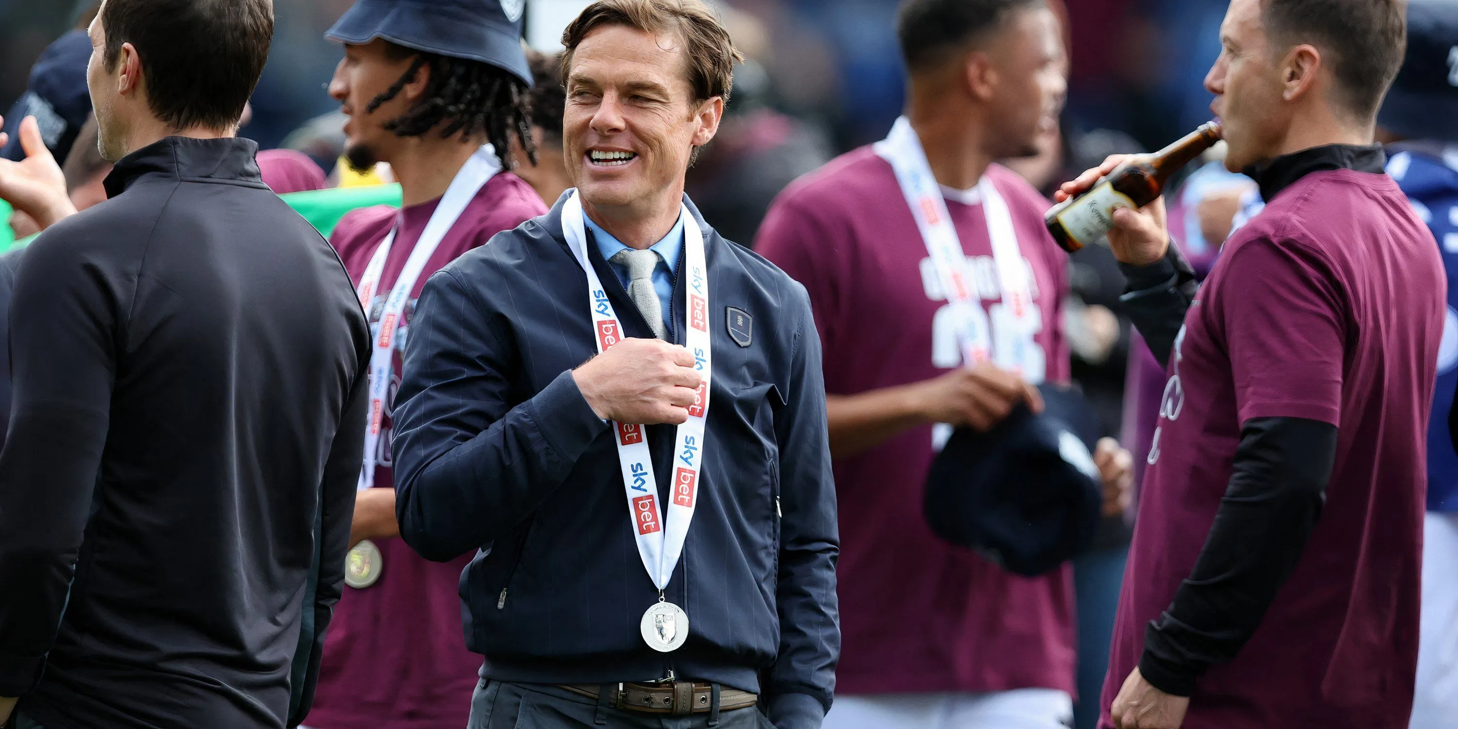 Huấn luyện viên Scott Parker đang xem xét các lựa chọn tiền vệ cho Burnley