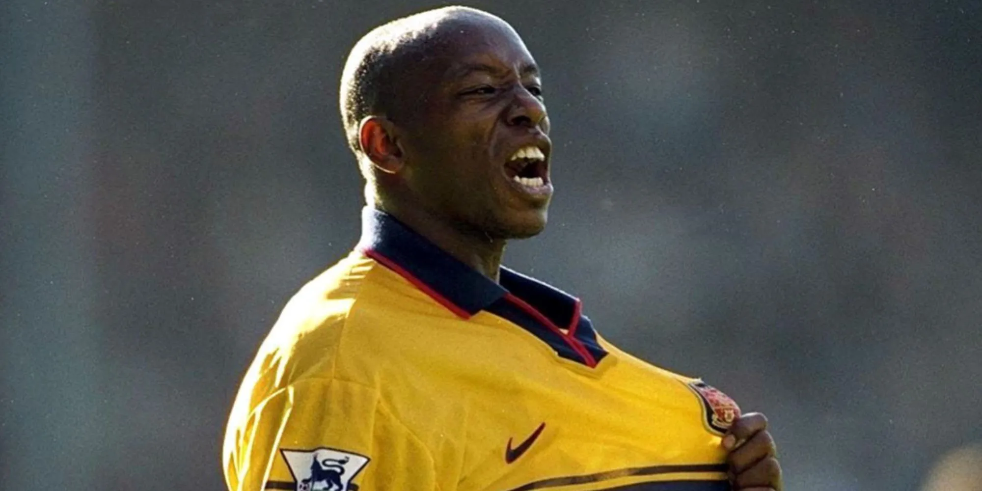 Ian Wright, huyền thoại Arsenal, đang ăn mừng bàn thắng trong màu áo CLB, biểu tượng cho khả năng săn bàn ấn tượng.