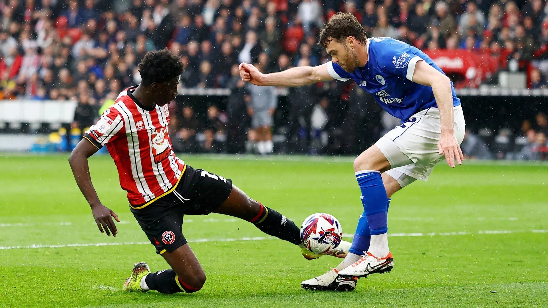 Jesurun Rak-Sakyi (trái) trong một pha tranh chấp, minh họa cho sự bổ sung tiềm năng vào đội hình Southampton
