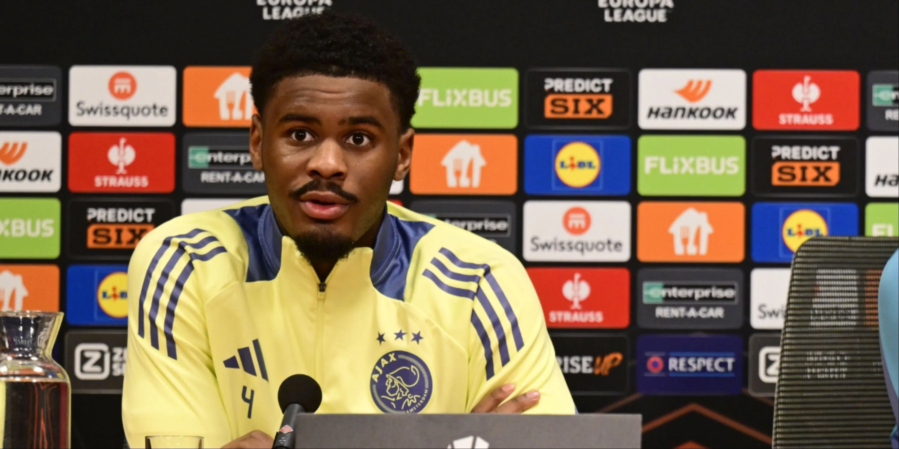 Jorrel Hato, hậu vệ trẻ đầy tiềm năng của Ajax, được liên hệ với các CLB lớn