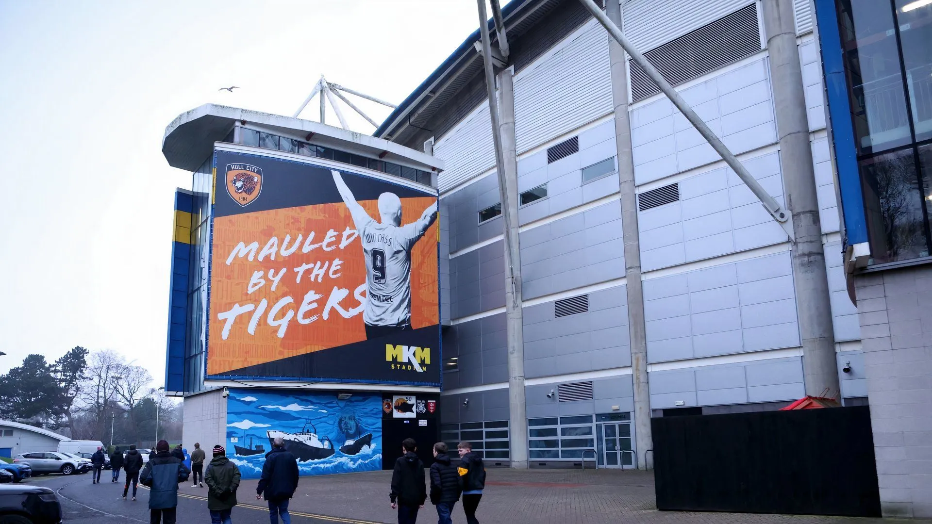 Khung cảnh sân vận động MKM của Hull City, nằm ven sông, thuận tiện cho người hâm mộ sân khách.