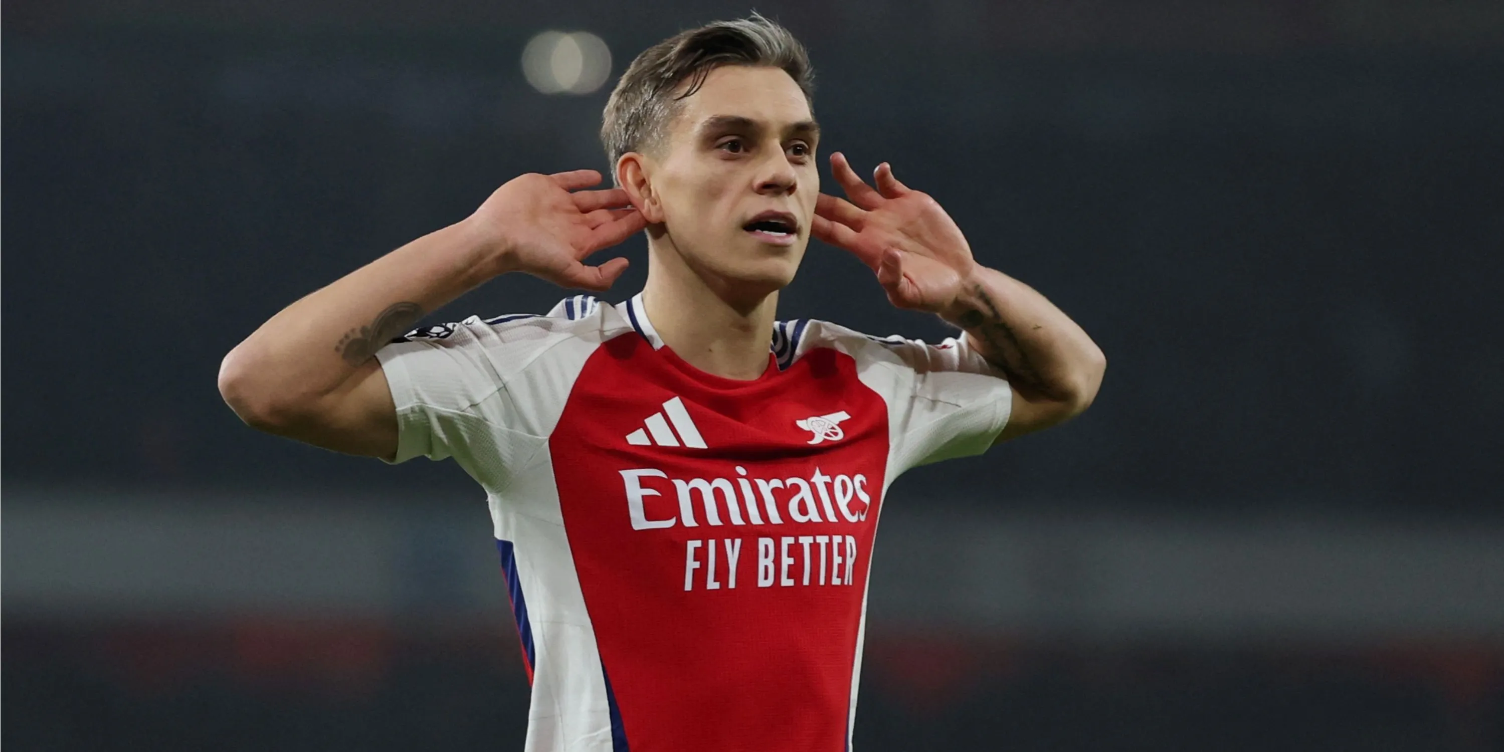 Leandro Trossard ăn mừng bàn thắng trong màu áo Arsenal, một cầu thủ được Crystal Palace quan tâm cho thương vụ Eze.
