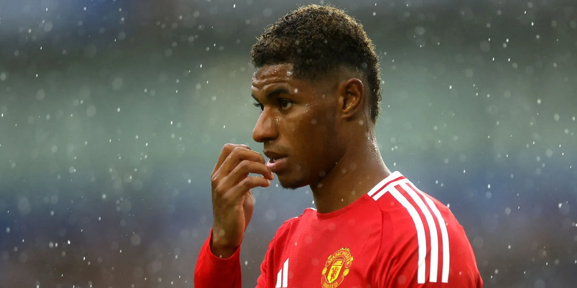 Marcus Rashford trên sân vận động Old Trafford, bối cảnh tin đồn rời Manchester United