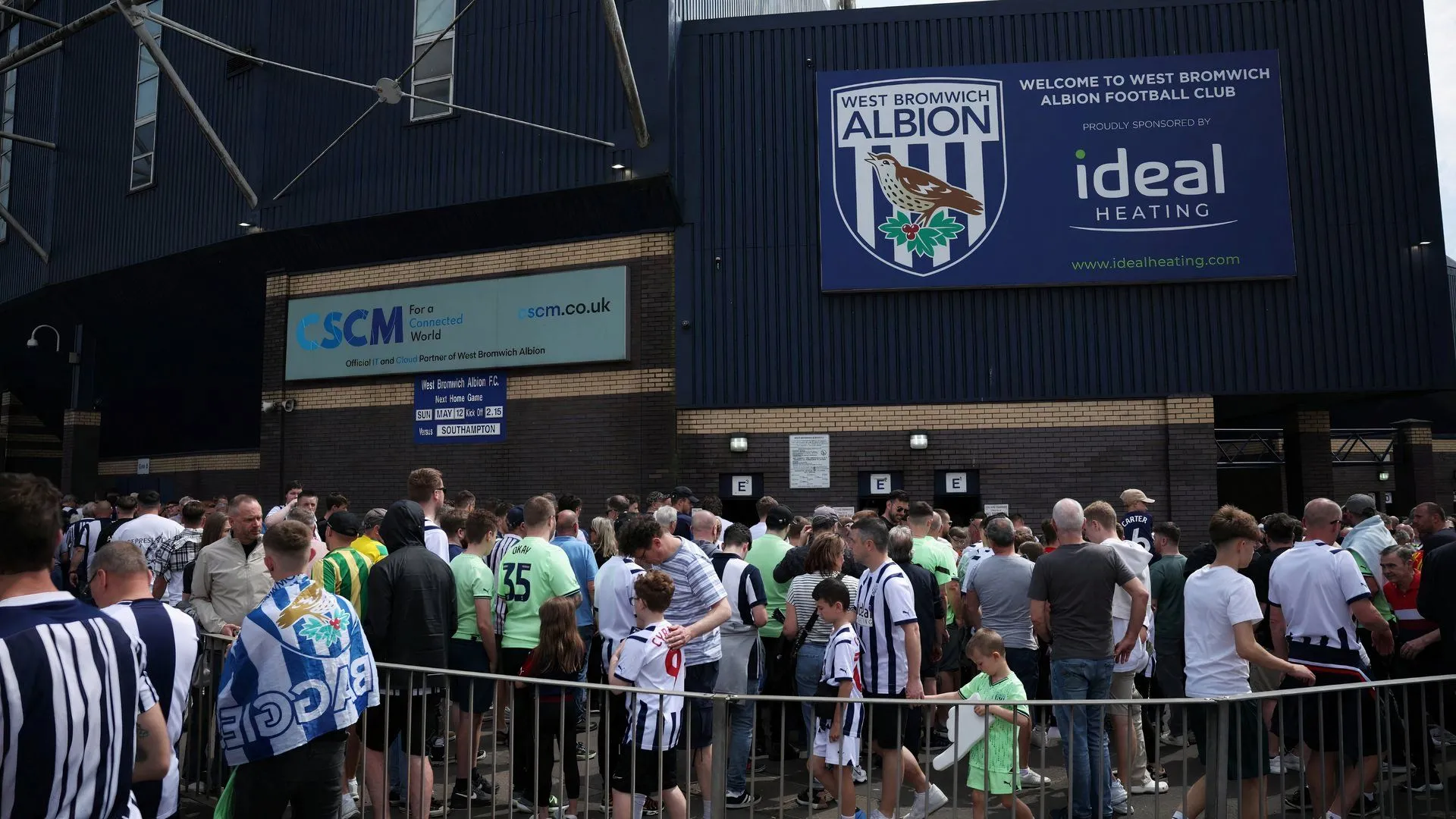 Người hâm mộ West Bromwich Albion tập trung bên ngoài sân The Hawthorns, sẵn sàng cho một ngày thi đấu truyền thống.