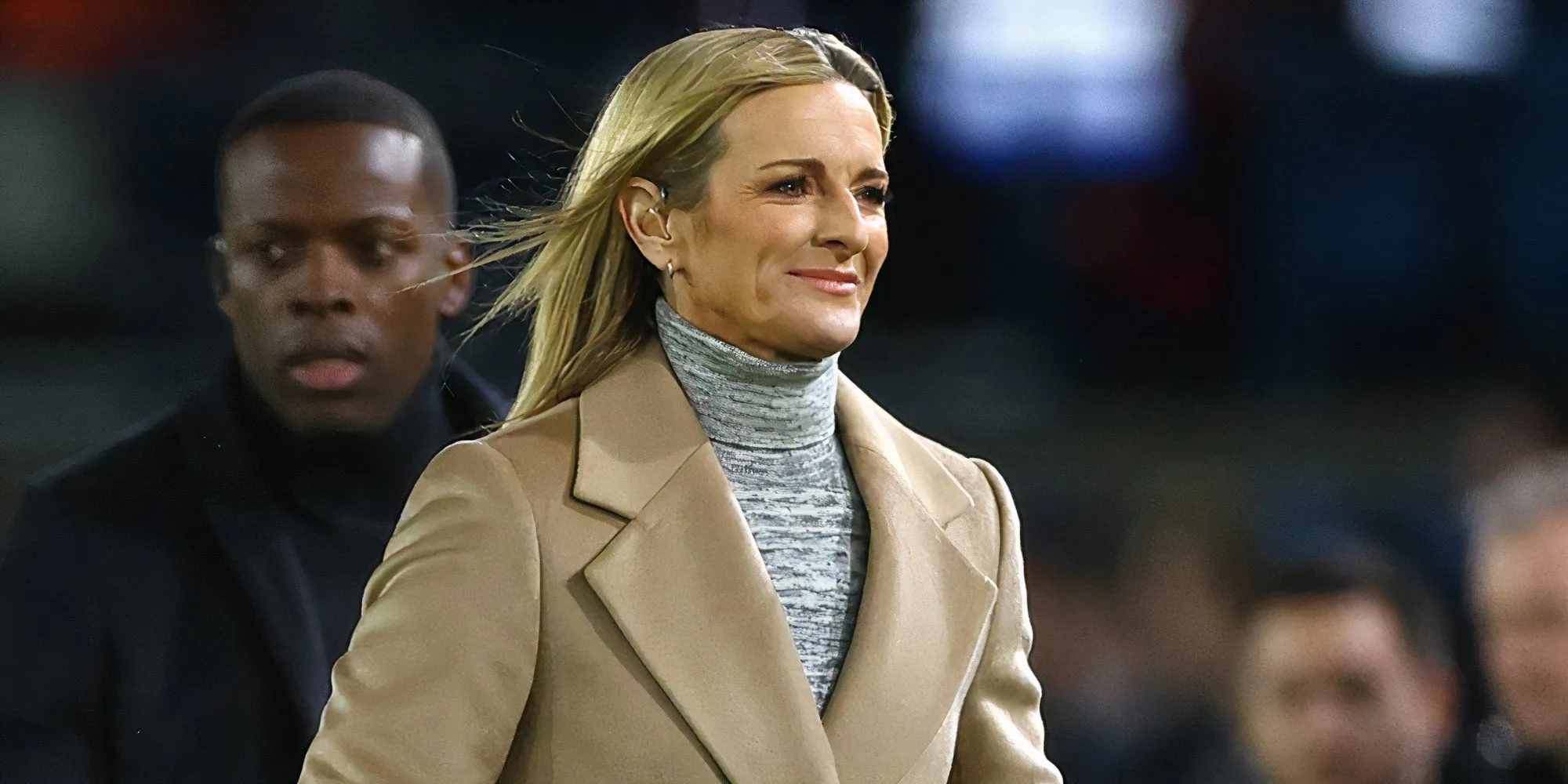 Nữ MC Gabby Logan, một trong những chuyên gia đa năng của bóng đá Anh.