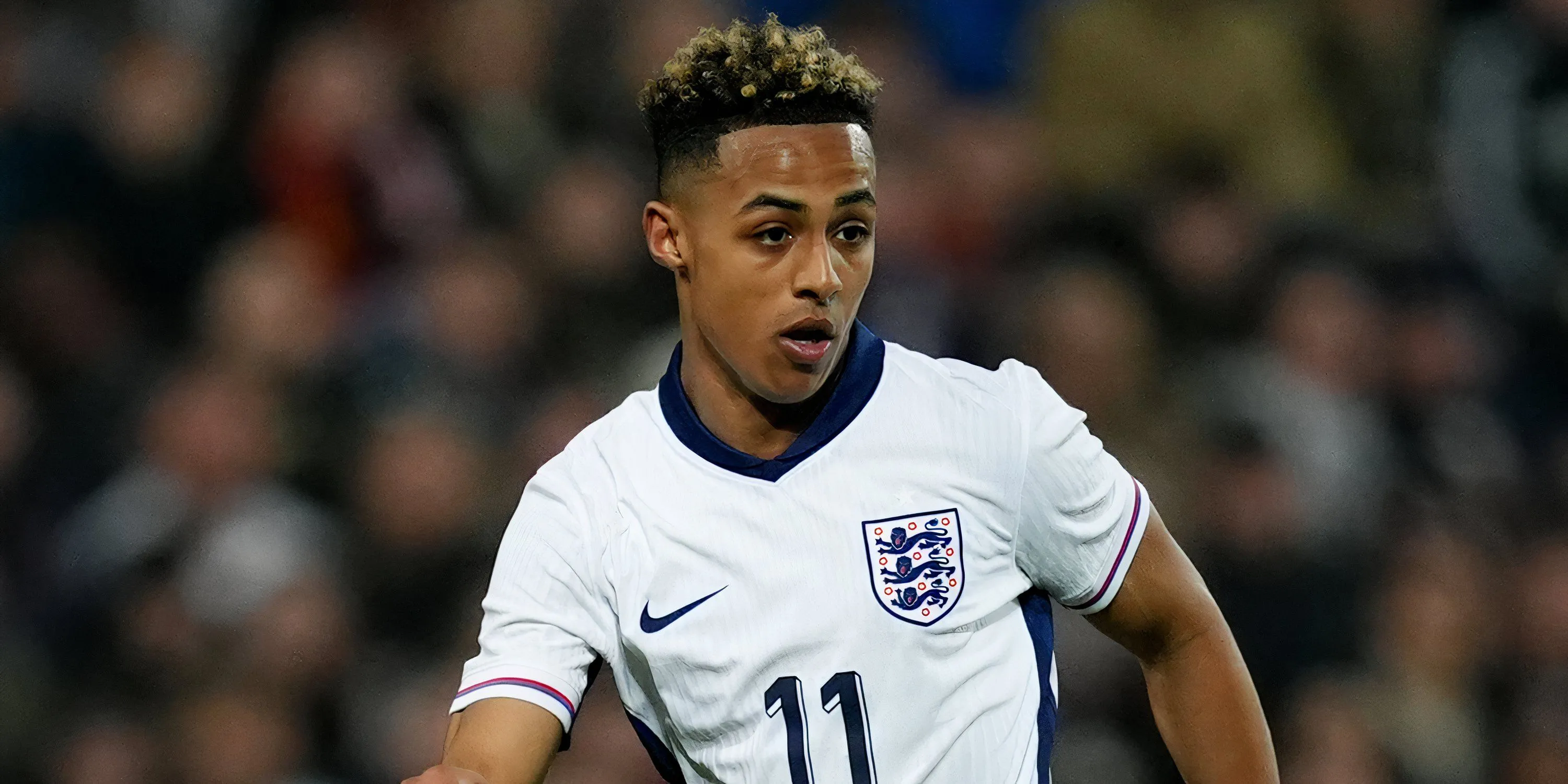 Omari Hutchinson trong màu áo đội tuyển U21 Anh, thể hiện phong độ ấn tượng tại Giải vô địch châu Âu.