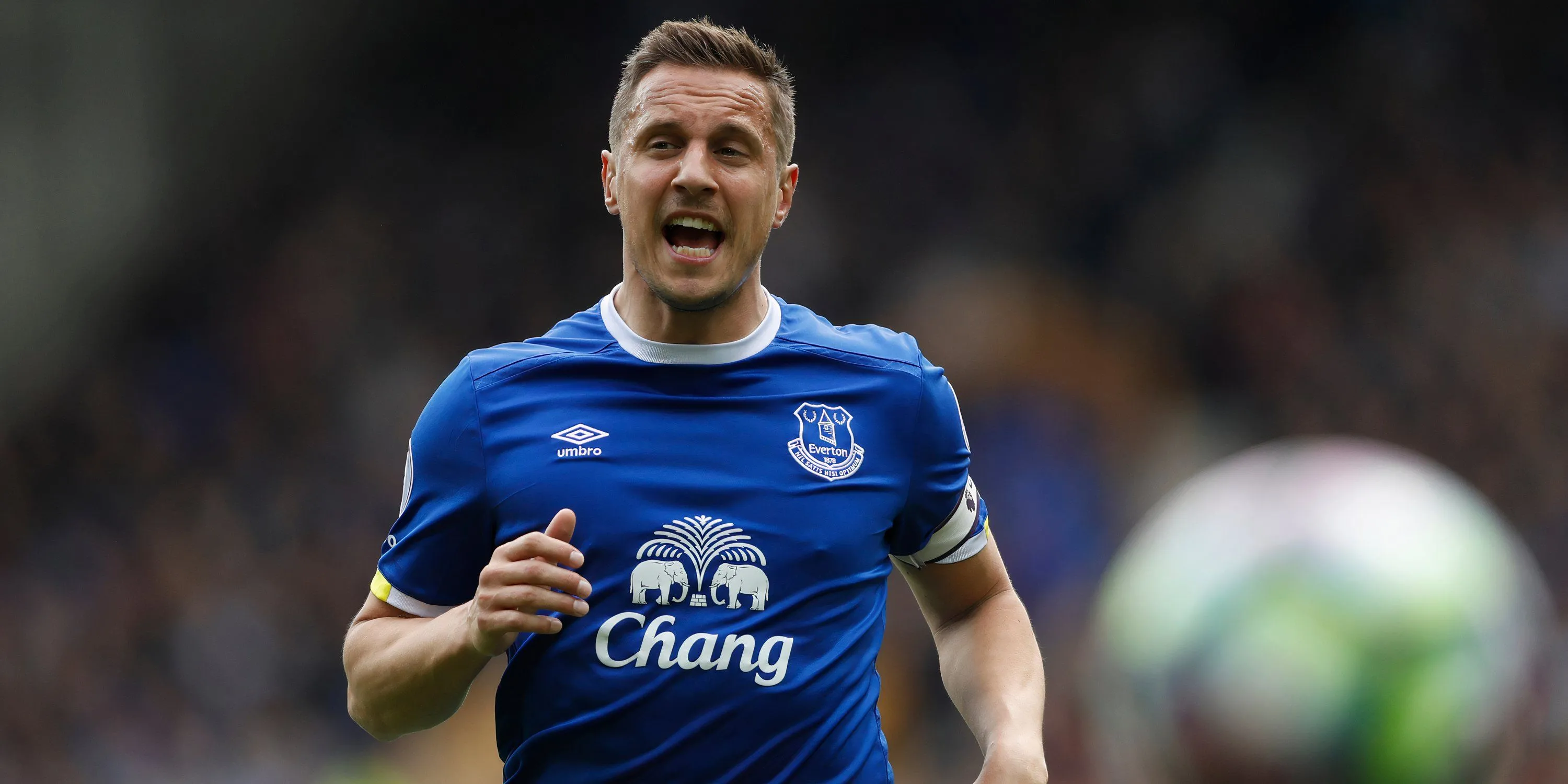 Phil Jagielka, một thủ lĩnh điển hình của bóng đá Anh, nổi bật với khả năng đọc trận đấu