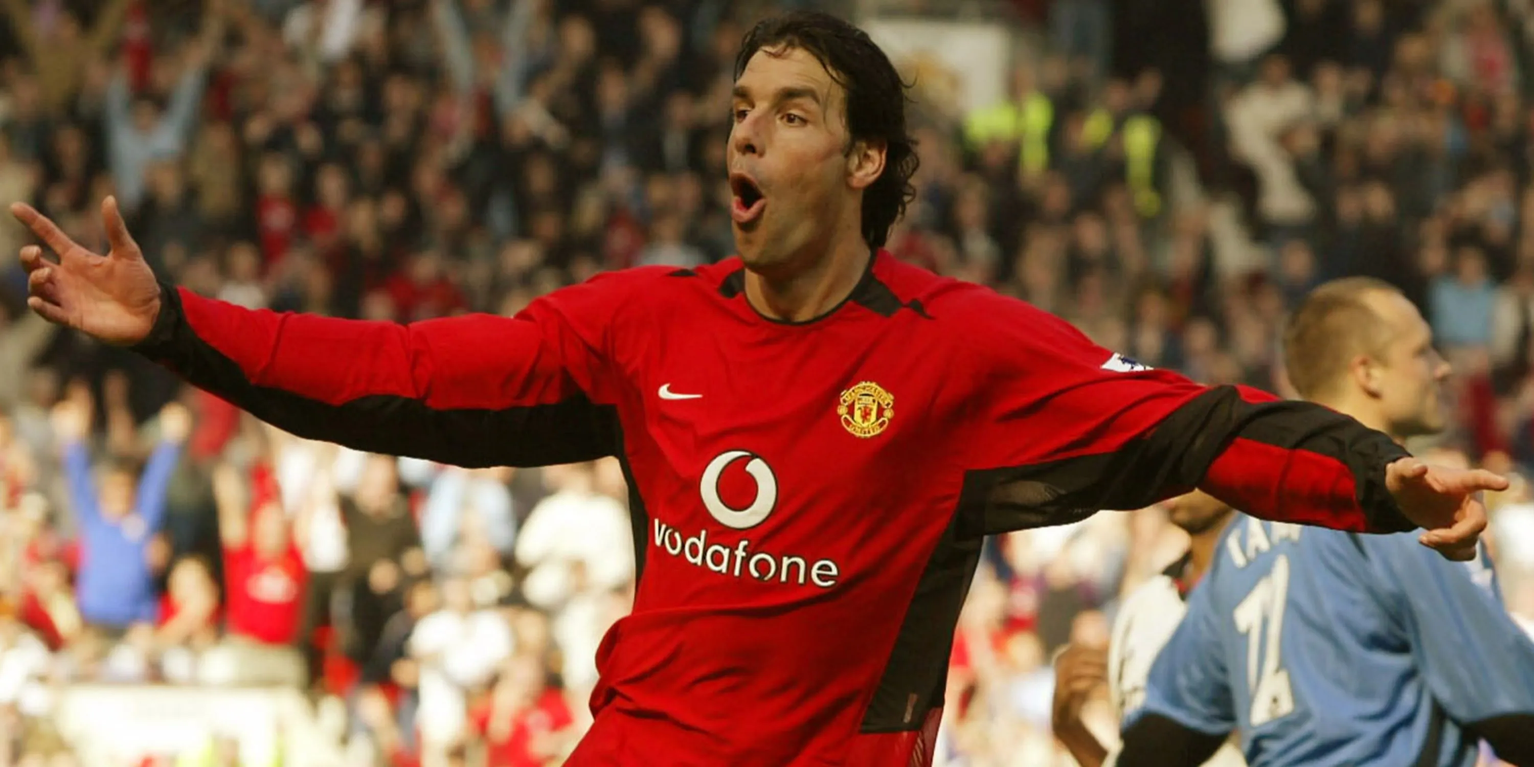 Ruud van Nistelrooy của Manchester United ăn mừng bàn thắng, thể hiện khả năng săn bàn bẩm sinh và sự lạnh lùng trước khung thành.