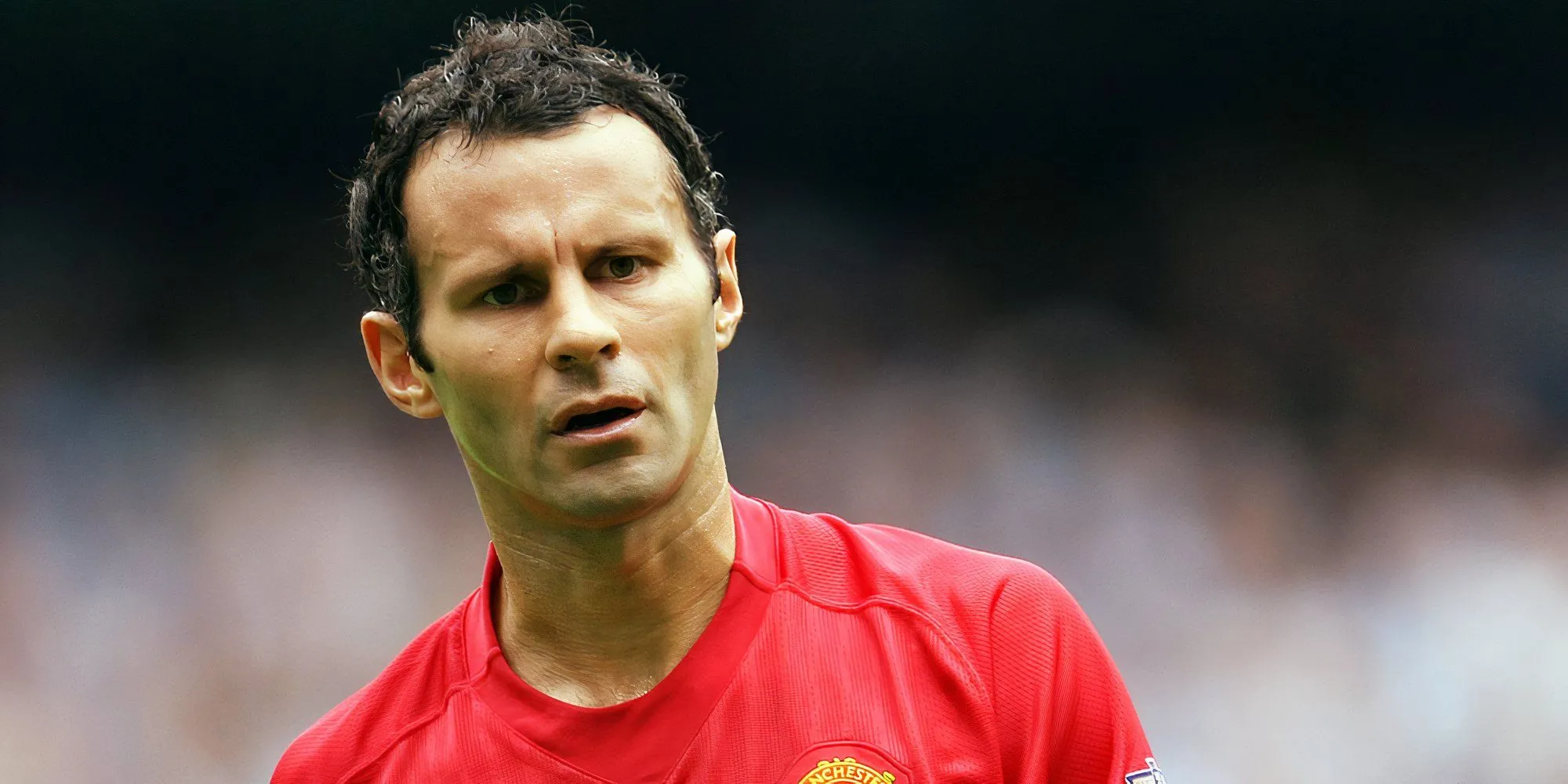 Ryan Giggs, huyền thoại chạy cánh của Manchester United, trong một pha đi bóng, biểu tượng của sự bền bỉ và khả năng kiến tạo phi thường.