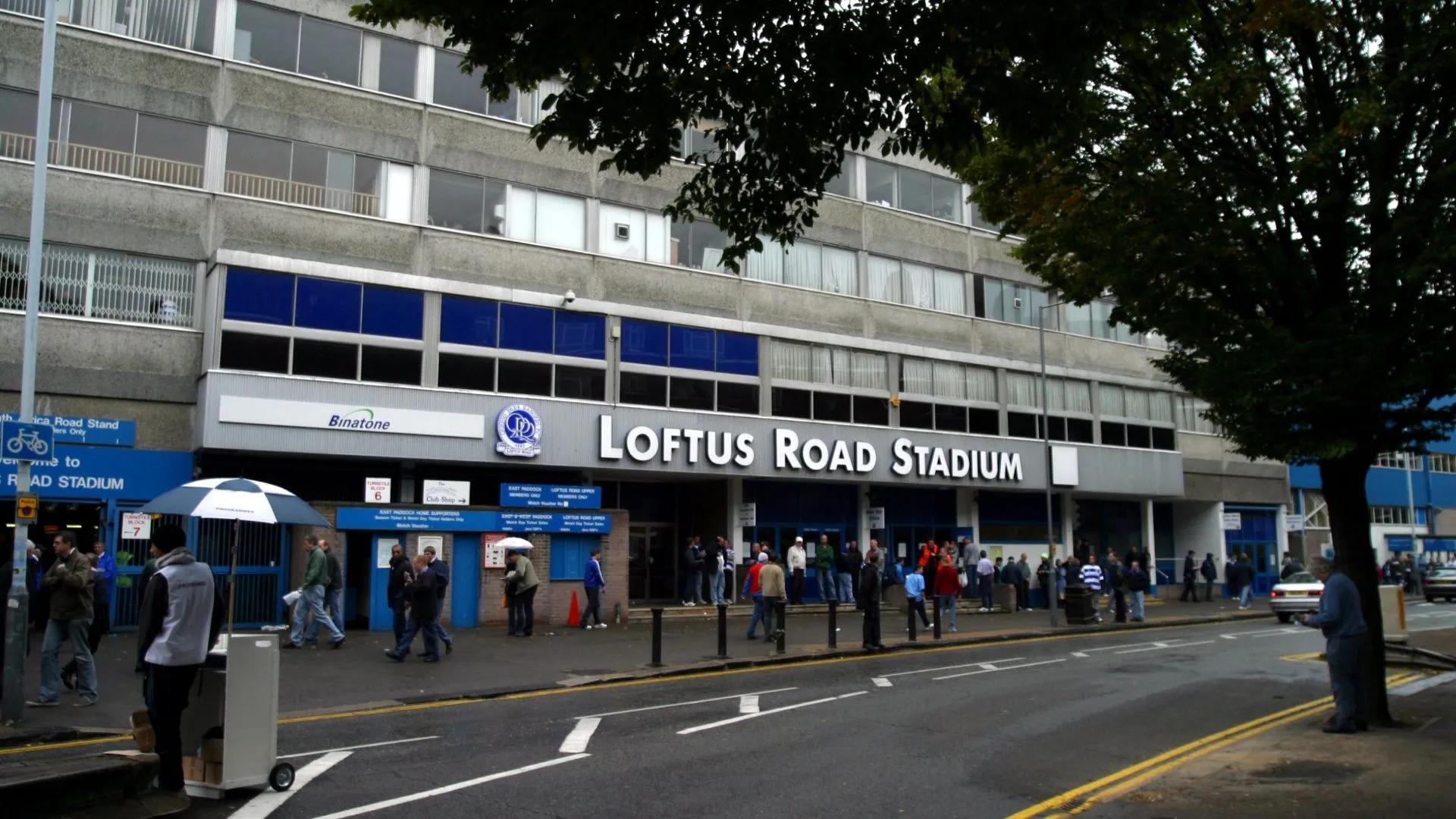 Sân Loftus Road của QPR, một sân vận động cổ điển ở trung tâm London mang đến trải nghiệm gần gũi với cầu thủ.