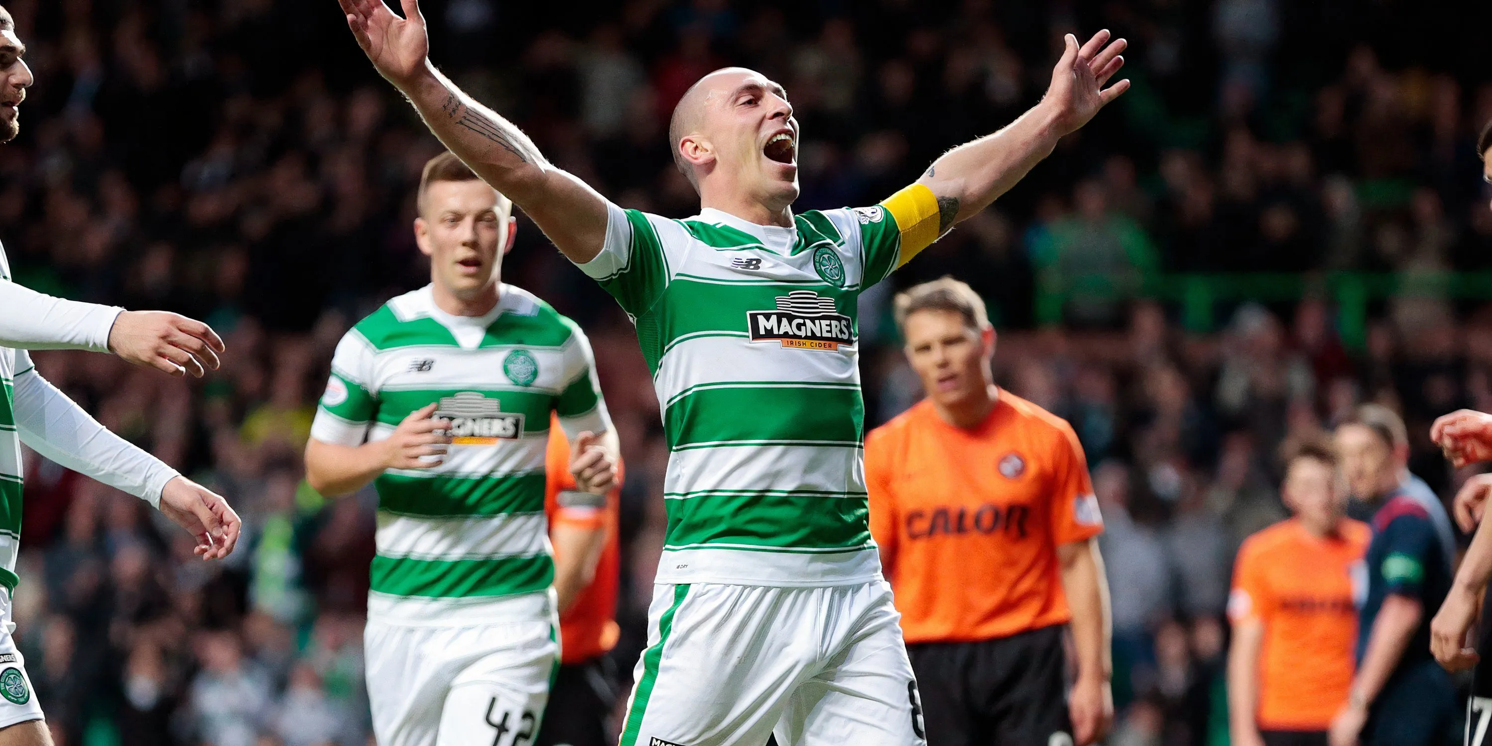 Scott Brown ăn mừng chức vô địch cùng Celtic tại giải Ngoại hạng Scotland.