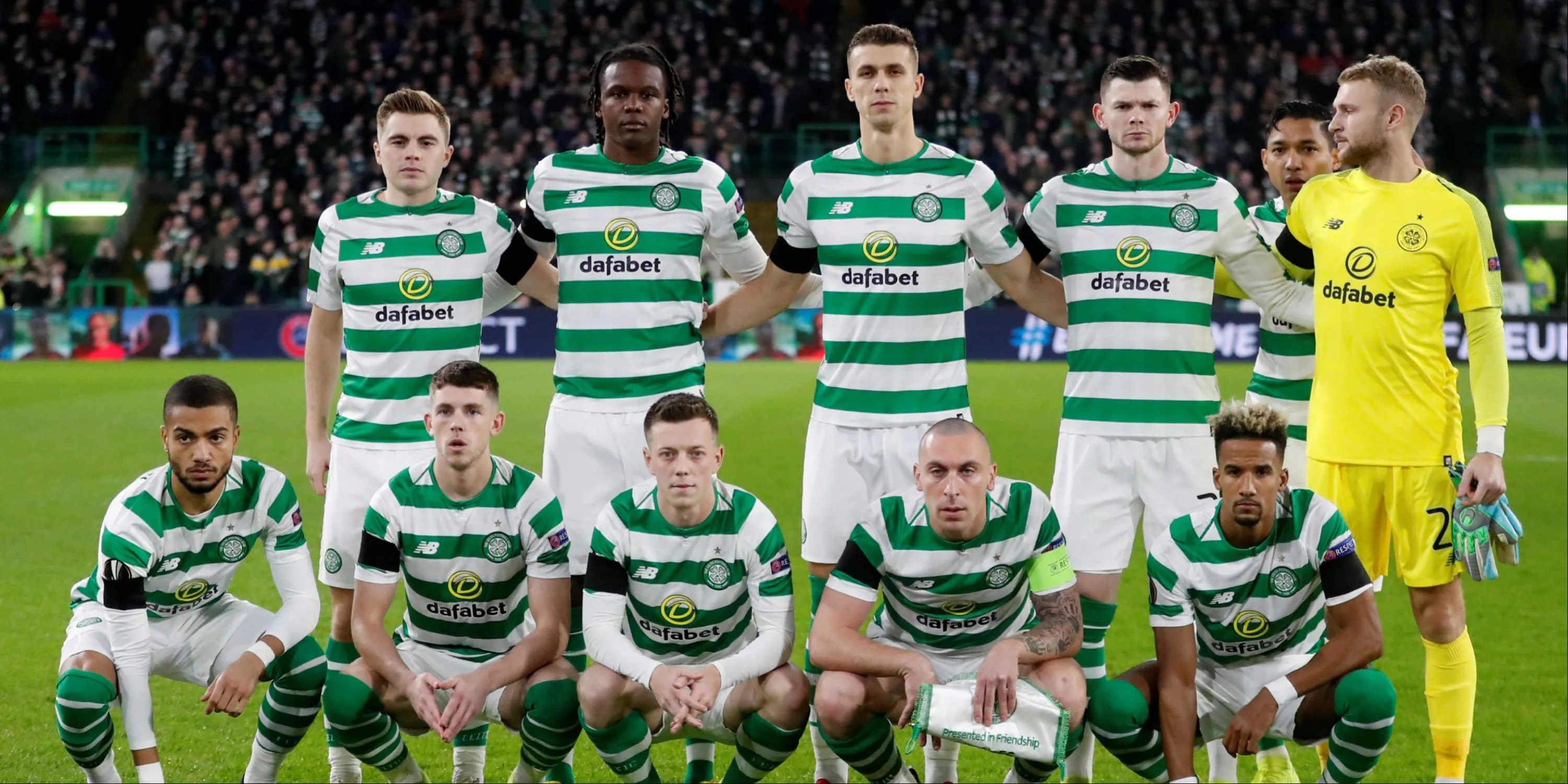 Scott Brown (giữa) cùng Scott Sinclair và Oliver Burke trong một trận đấu của Celtic.