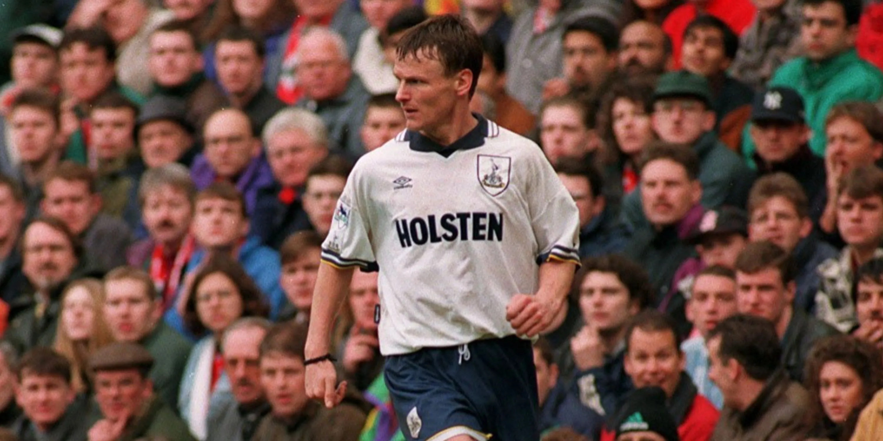Teddy Sheringham thi đấu cho Tottenham Hotspur, một tiền đạo thông minh với khả năng kiến tạo và ghi bàn xuất sắc.