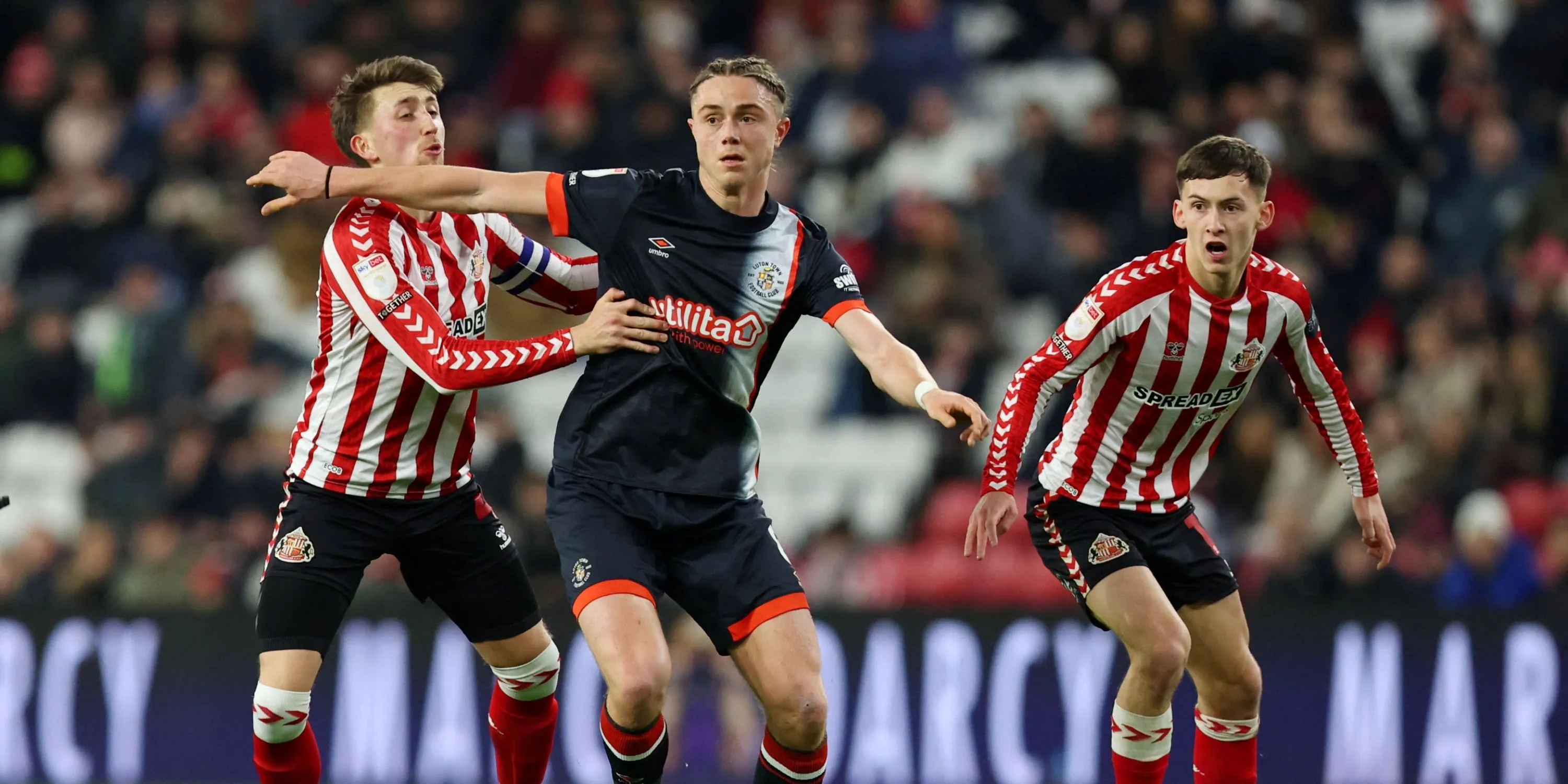 Thelo Aasgaard trong màu áo câu lạc bộ Luton Town