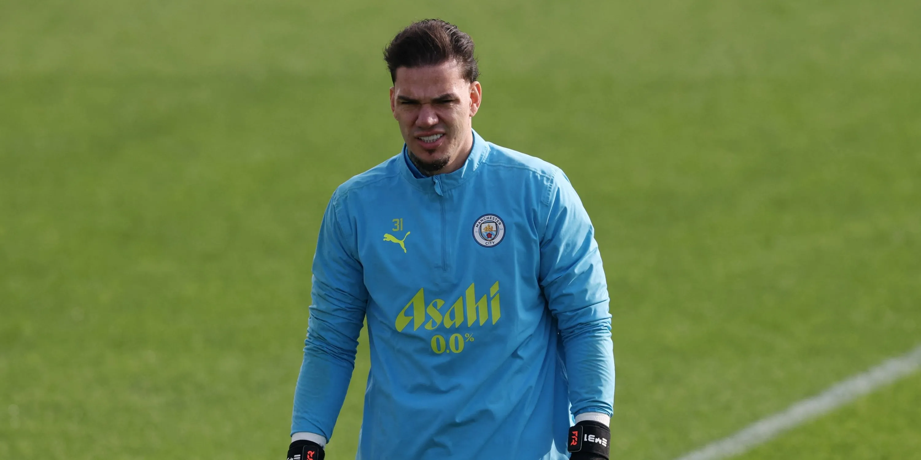 Thủ môn Ederson của Manchester City đang đối mặt với tương lai không chắc chắn tại Etihad.