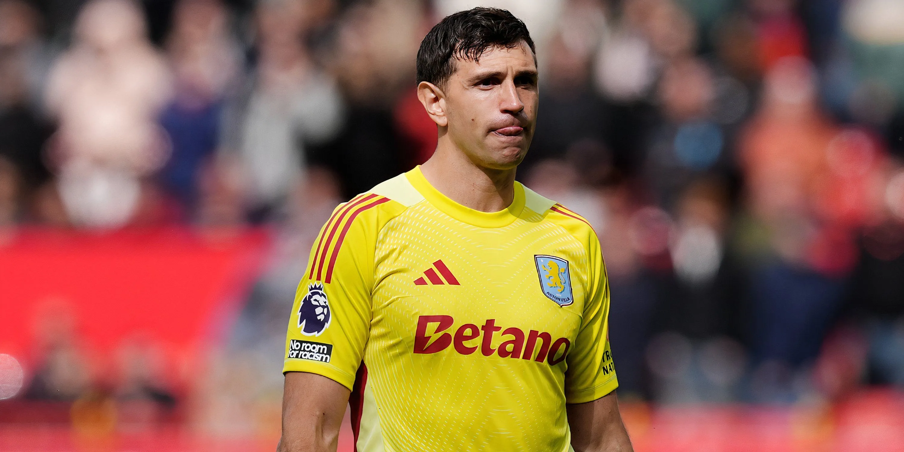 Thủ môn Emiliano Martinez sau khi nhận thẻ đỏ trong trận đấu Aston Villa đối đầu Manchester United