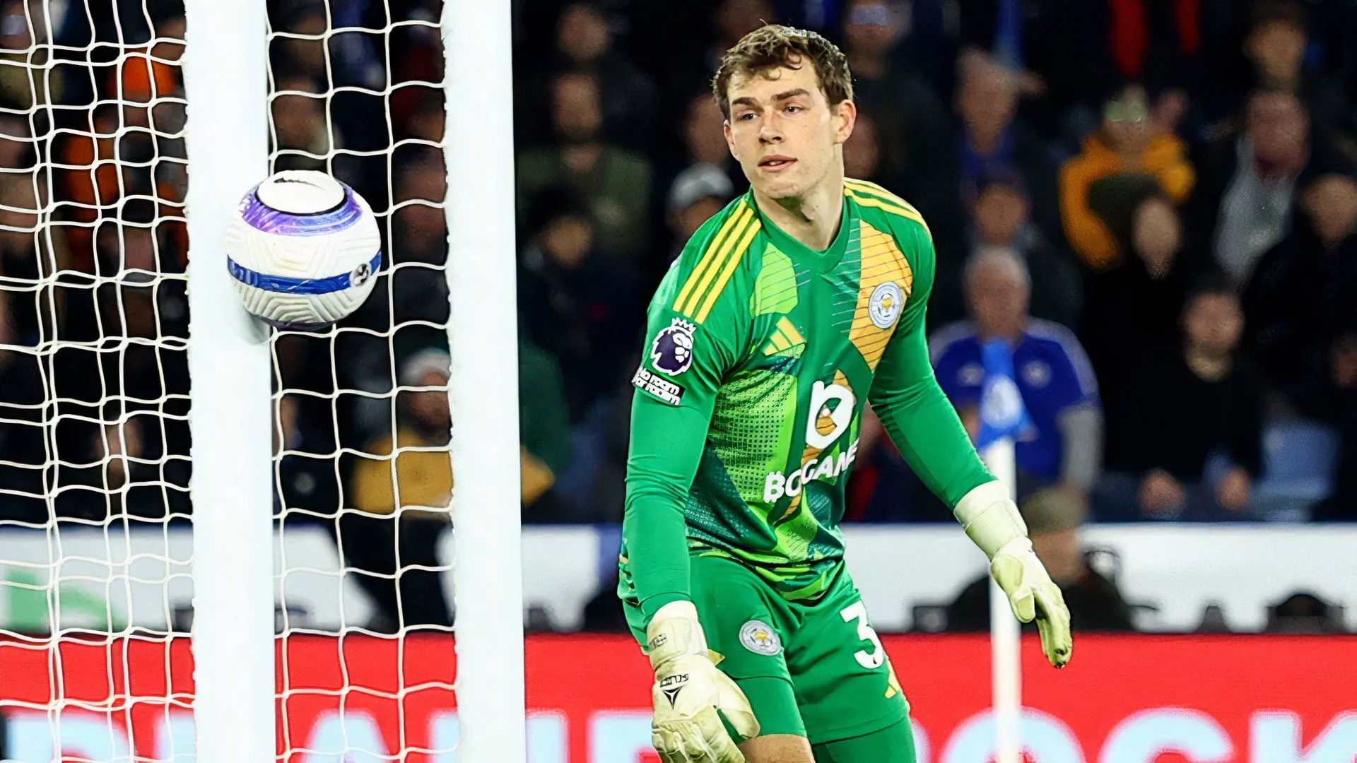 Thủ môn Mads Hermansen trong màu áo Leicester City, mục tiêu chuyển nhượng của West Ham