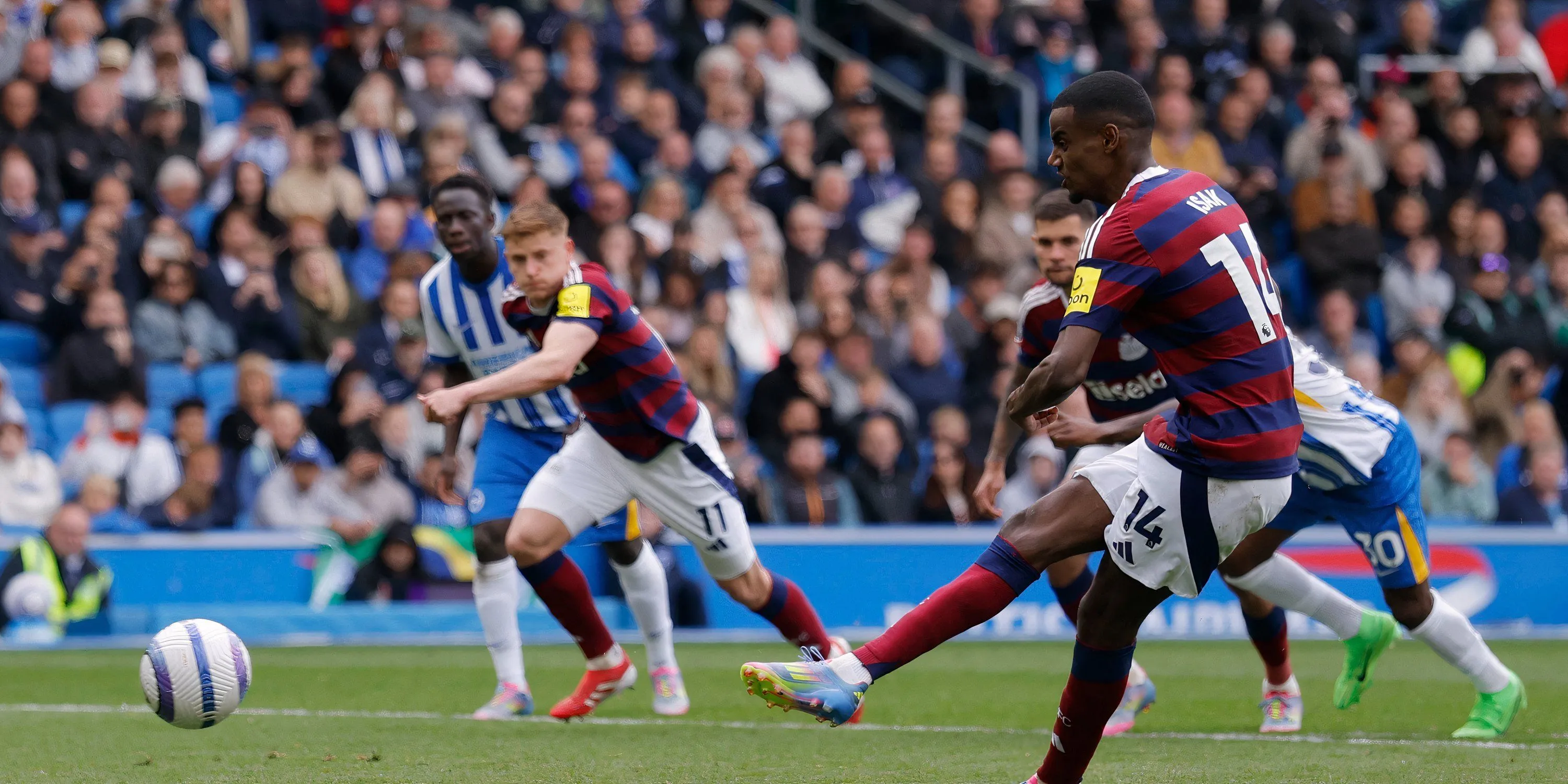 Tiền đạo Alexander Isak trong màu áo Newcastle United